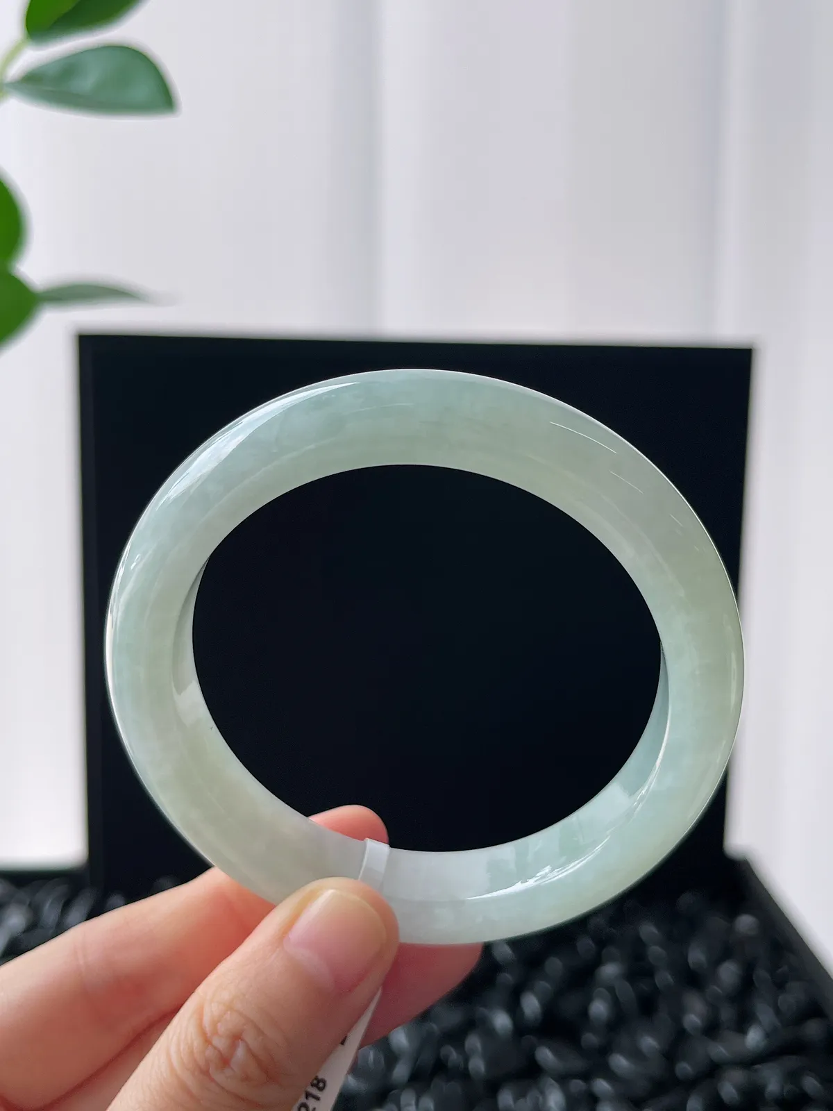 正圈57圈口，翡翠冰糯种淡绿色手镯