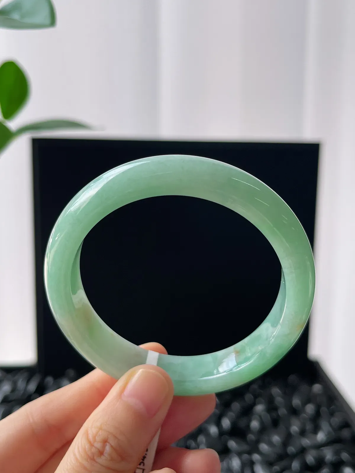 正圈54.5圈口，翡翠糯化种飘绿手镯