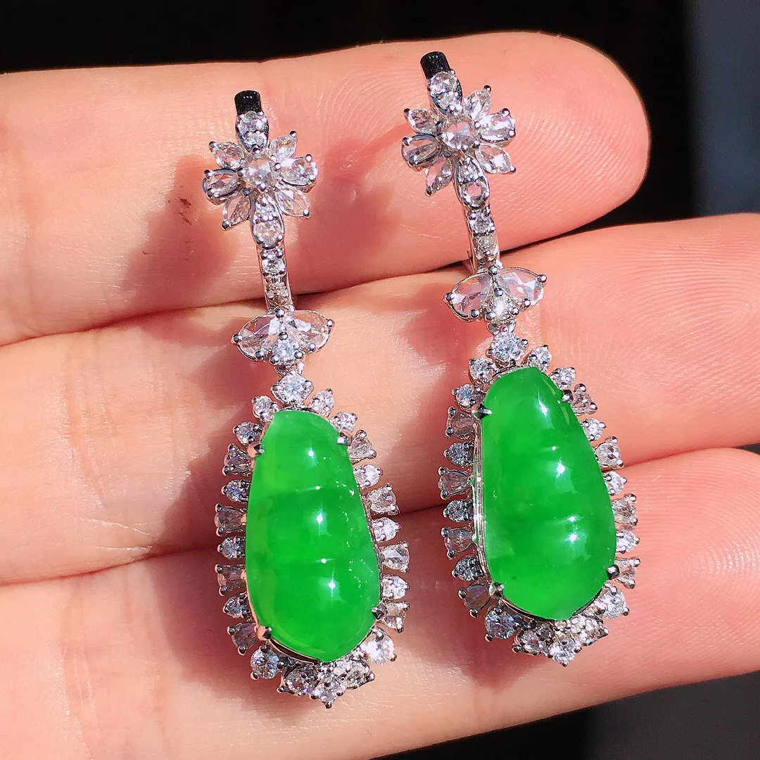 阳绿福豆耳坠，色泽均匀艳丽，玉质细腻，荧光感超
强，饱满圆润，尽显优雅气质，18k
金豪华镶嵌