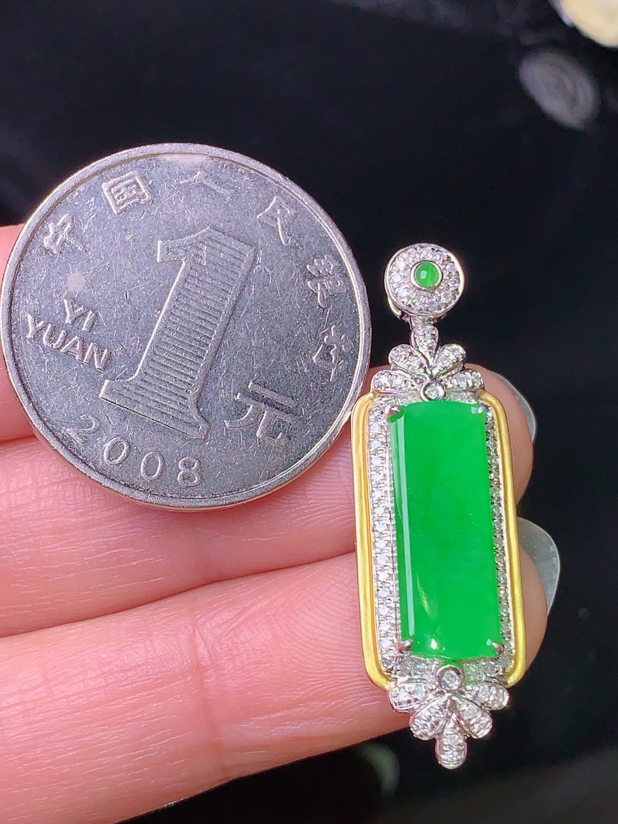 18k金钻镶嵌翠绿无事牌吊坠 玉质细腻 色泽艳丽 整体尺寸34.6*10.6*6