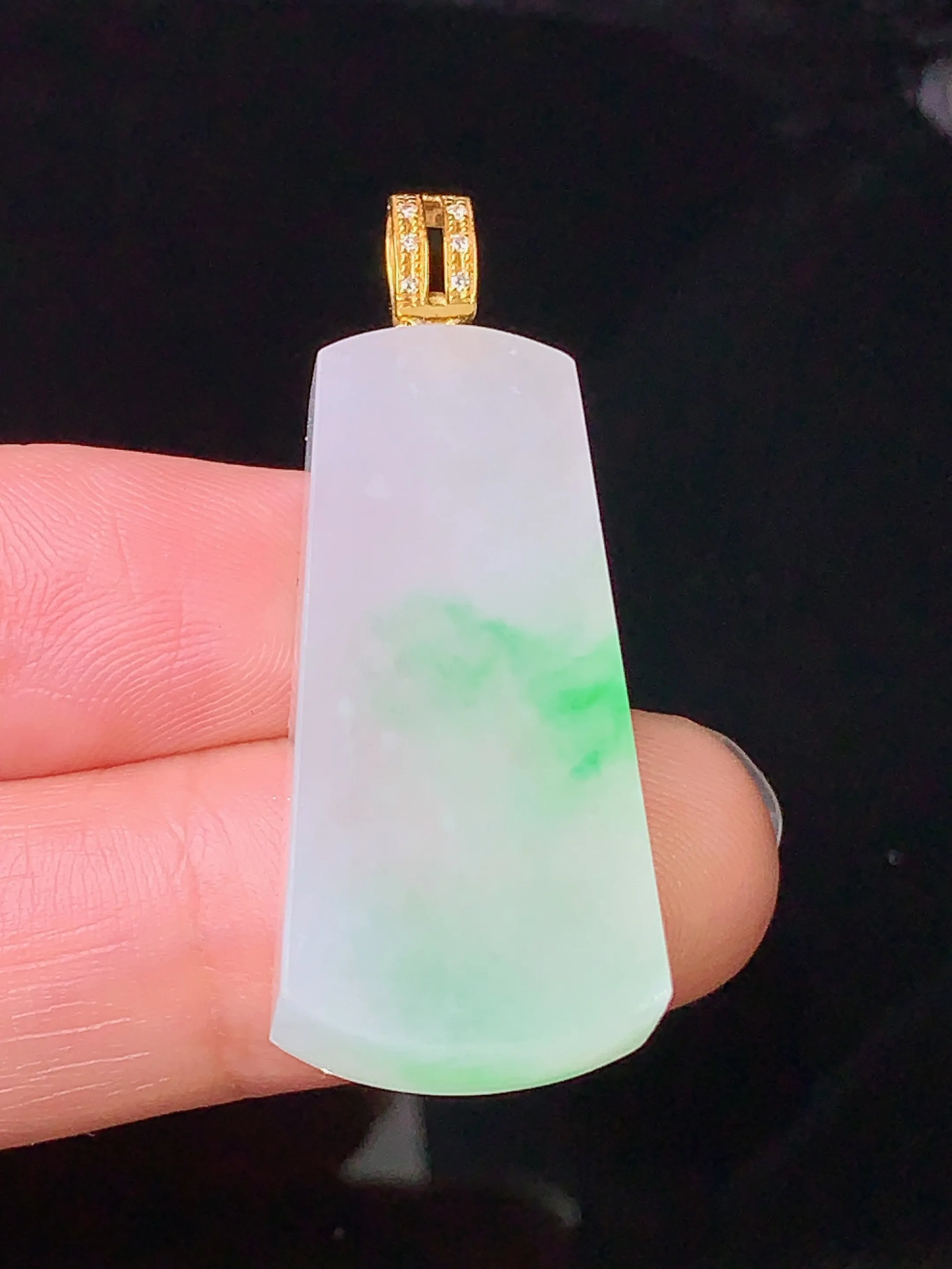 18k金钻镶嵌飘绿无事牌吊坠 玉质细腻 色泽艳丽 整体尺寸38.8*14.7*6