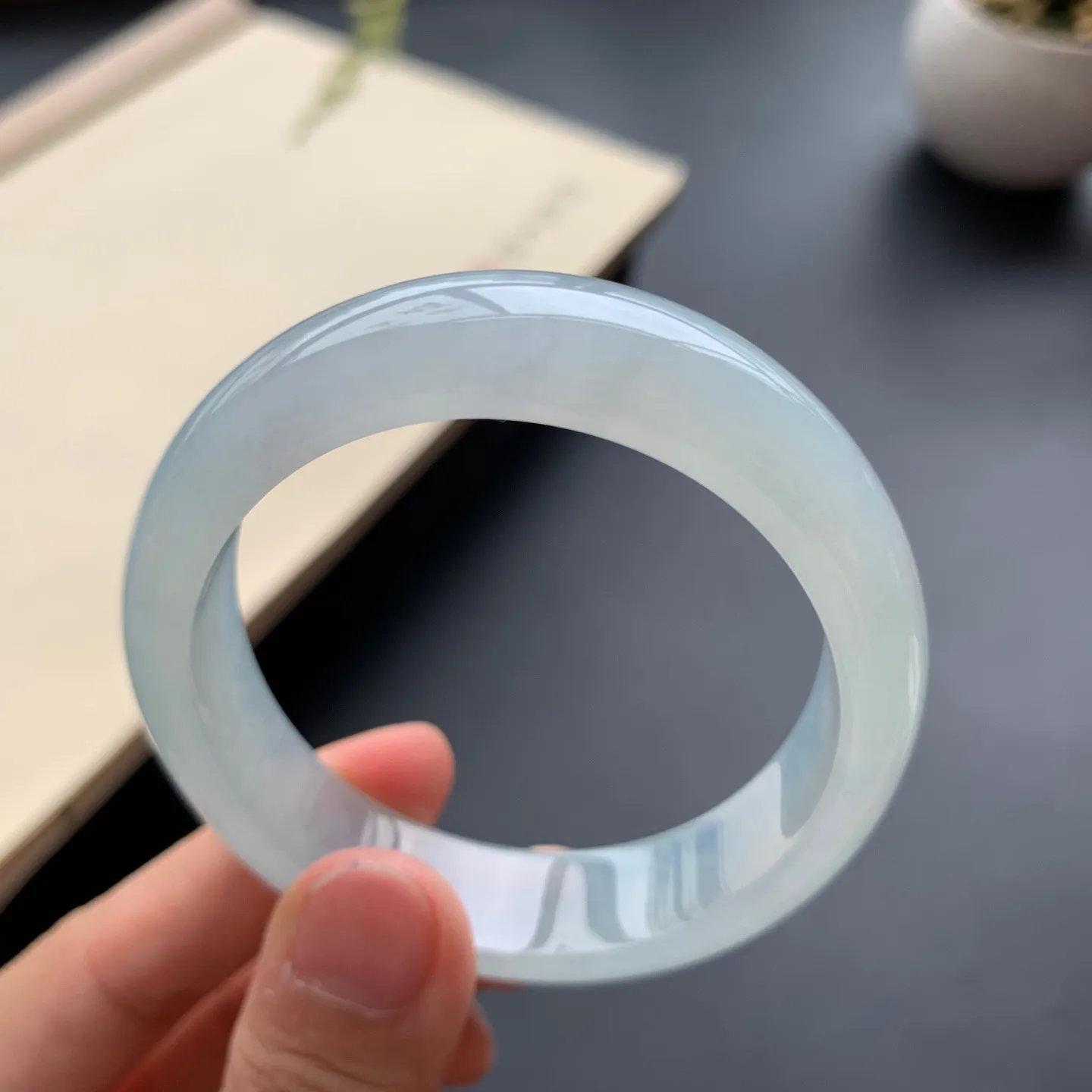 55圈口冰种贵妃手镯 尺寸：55-48.5-13-6.8，无纹裂，水润起胶，白净透亮