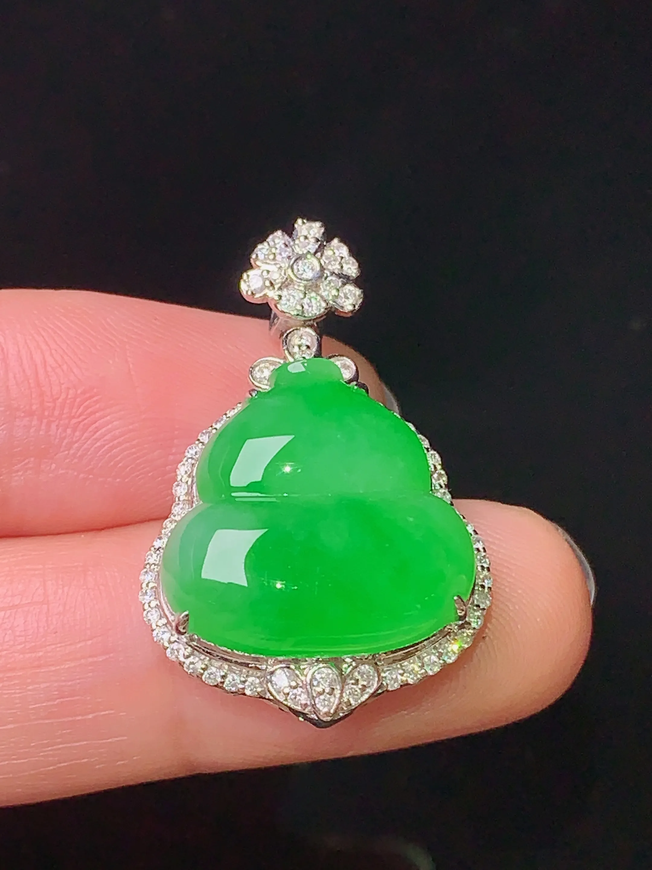 18k金钻镶嵌满绿葫芦吊坠 玉质细腻 色泽艳丽 整体尺寸29.5*19*9.2