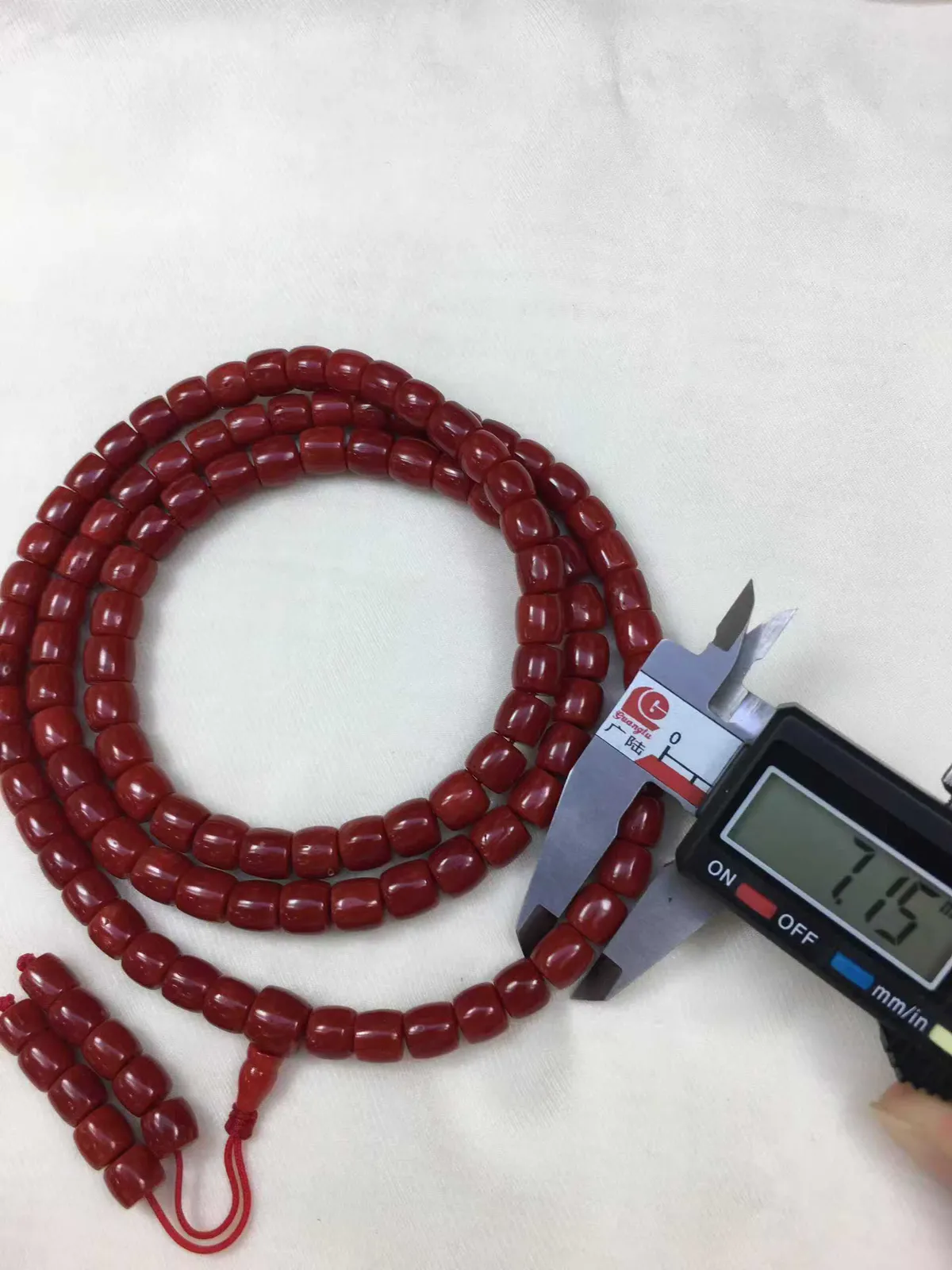 【天然深牛血珊瑚小8mm老型大桶珠108佛珠串】项链手链两用款！传承精品！西班牙产地，科西卡材料，深牛血颜色，珠子直径7.88-7.15mm左右！材料限制有天然的虫眼。108粒加佛头弟子珠共120粒，可作念佛珠串，每料珠子均为天然珊瑚，珊瑚自古就为佛教珍宝，大师，高僧的喜爱之物！可加持，可守护！深海千年有机宝石，重量72.2克！