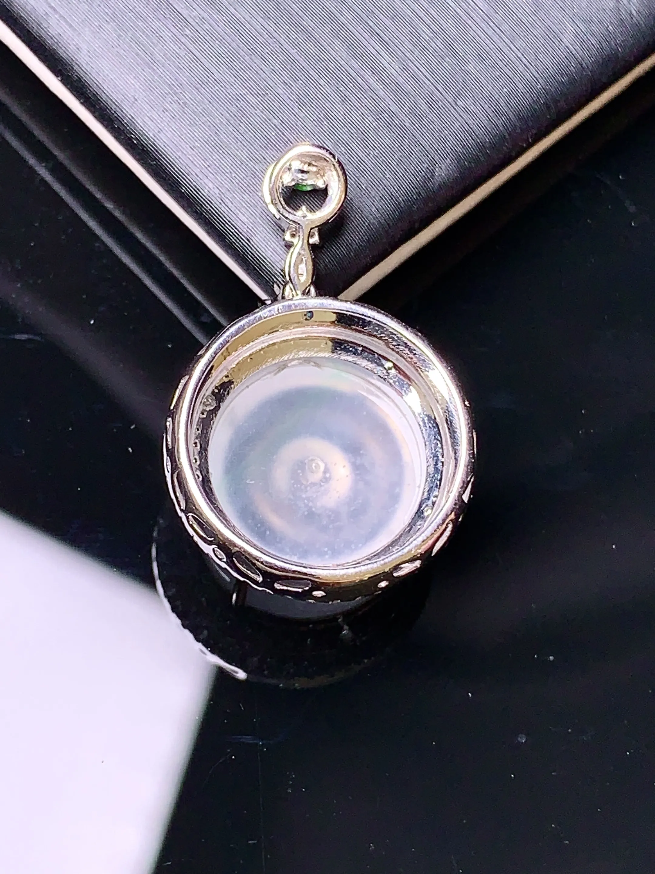 18k金钻镶嵌木那料雪花棉平安扣吊坠 玉质细腻 色泽清新艳丽 整体尺寸24*16*8.8