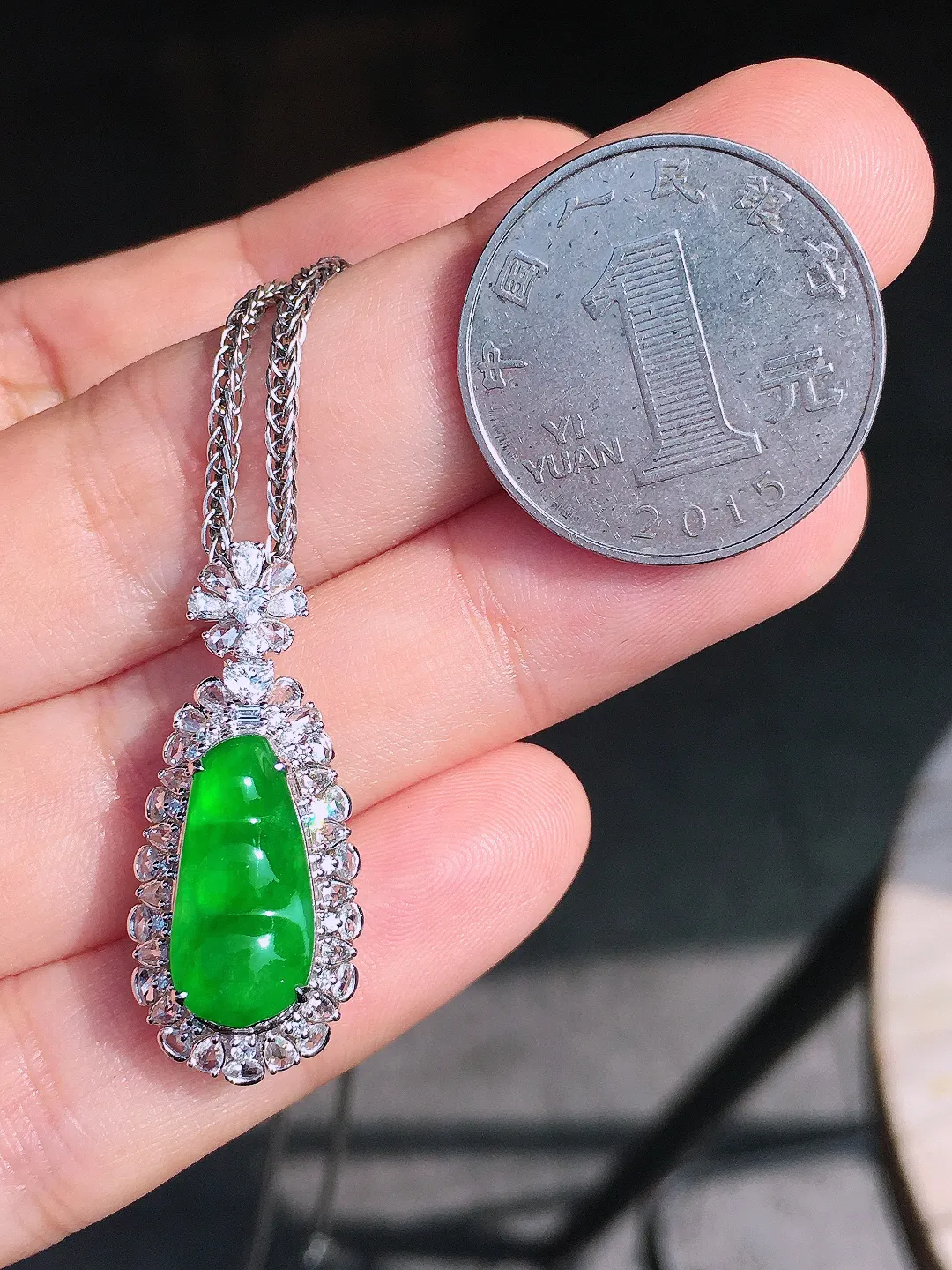 阳绿福豆吊坠，色泽均匀艳丽，玉质细腻，荧光感超
强，饱满圆润，尽显优雅气质，18k
金豪华镶嵌