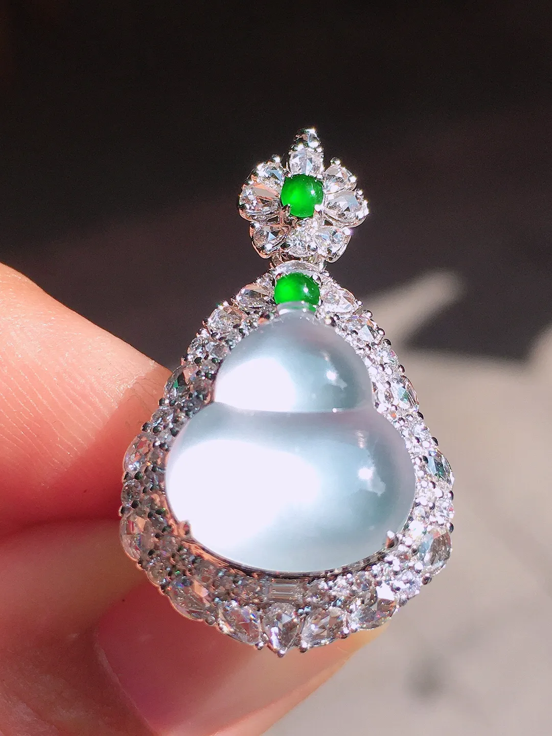 玻璃种葫芦戒指/吊坠两用款，玉质细腻，荧光感超
强，饱满圆润，尽显优雅气质，18k
金豪华镶嵌