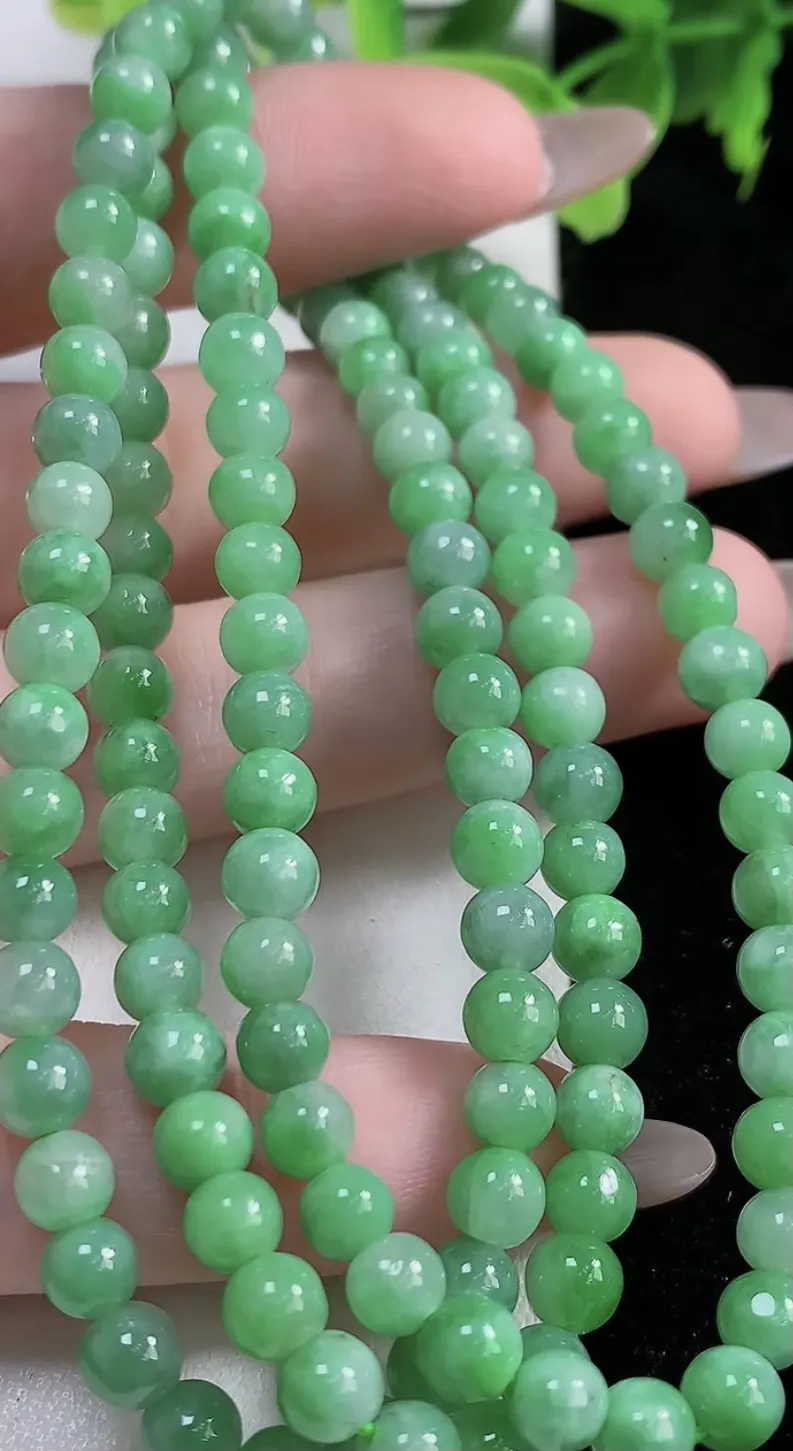 翡翠a货满绿圆珠项链135颗，尺寸5.1，重:31.39g