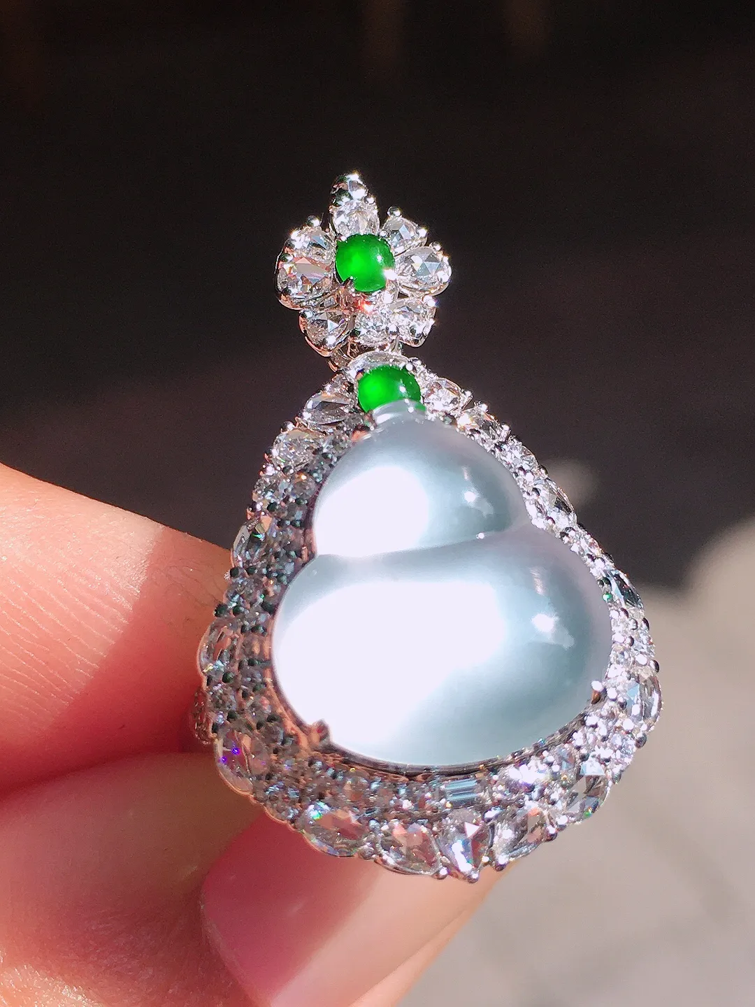 玻璃种葫芦戒指/吊坠两用款，玉质细腻，荧光感超
强，饱满圆润，尽显优雅气质，18k
金豪华镶嵌