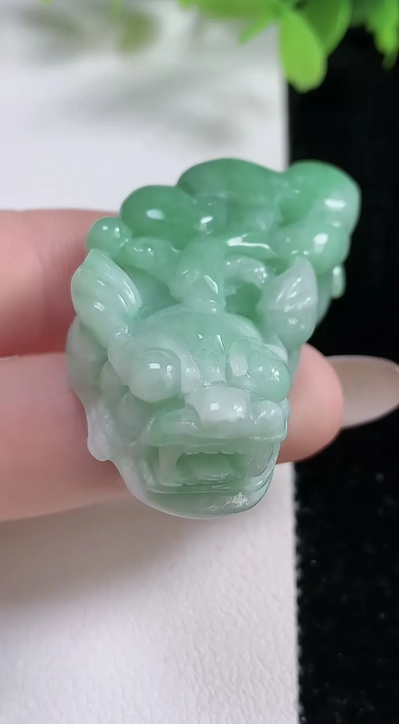 翡翠a货满绿貔貅吊坠，尺寸42.8-21.5-13.5，重:28.14g