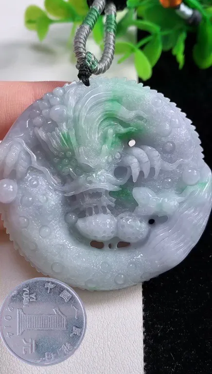 翡翠a货春带彩 飘绿龙牌吊坠，尺寸55.5-13，重:71.85g