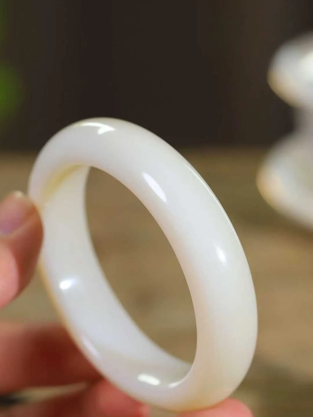 （柔情似水.手镯）

精品和田玉手镯，玉质温润细腻，镯型饱满圆润，优雅知性，姽婳于幽静兮，又婆娑乎人间，经典款型，古朴典雅。极具灵性，腕间风情，风姿卓越。 
重68克   尺寸55.5-15.3-9.4mm    FDL-36110526