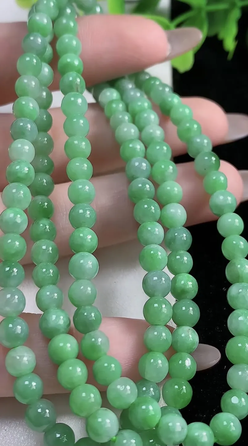 翡翠a货满绿圆珠项链135颗，尺寸5.1，重:31.39g