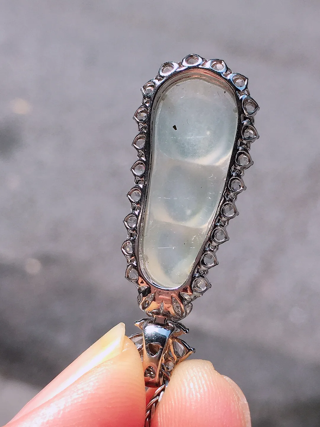 冰种福豆吊坠，玉质细腻，荧光感超
强，饱满圆润，尽显优雅气质，18k
金豪华镶嵌