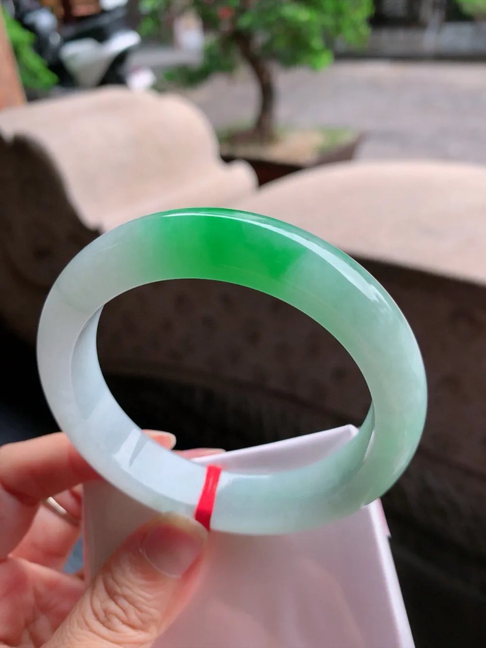 正圈一大节阳绿 无瑕 尺寸:59.5/13.8/9.3 色阳 大圈口