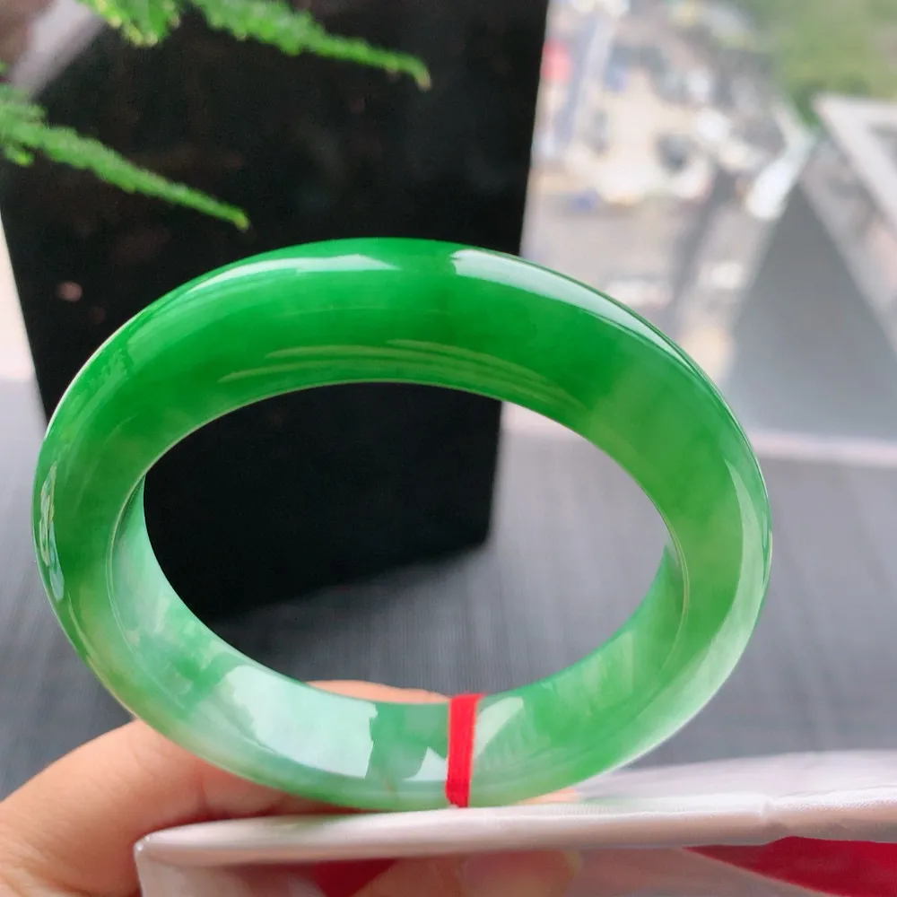 正圈满色阳绿 无瑕 尺寸:54.2/12.4/9.3 色好