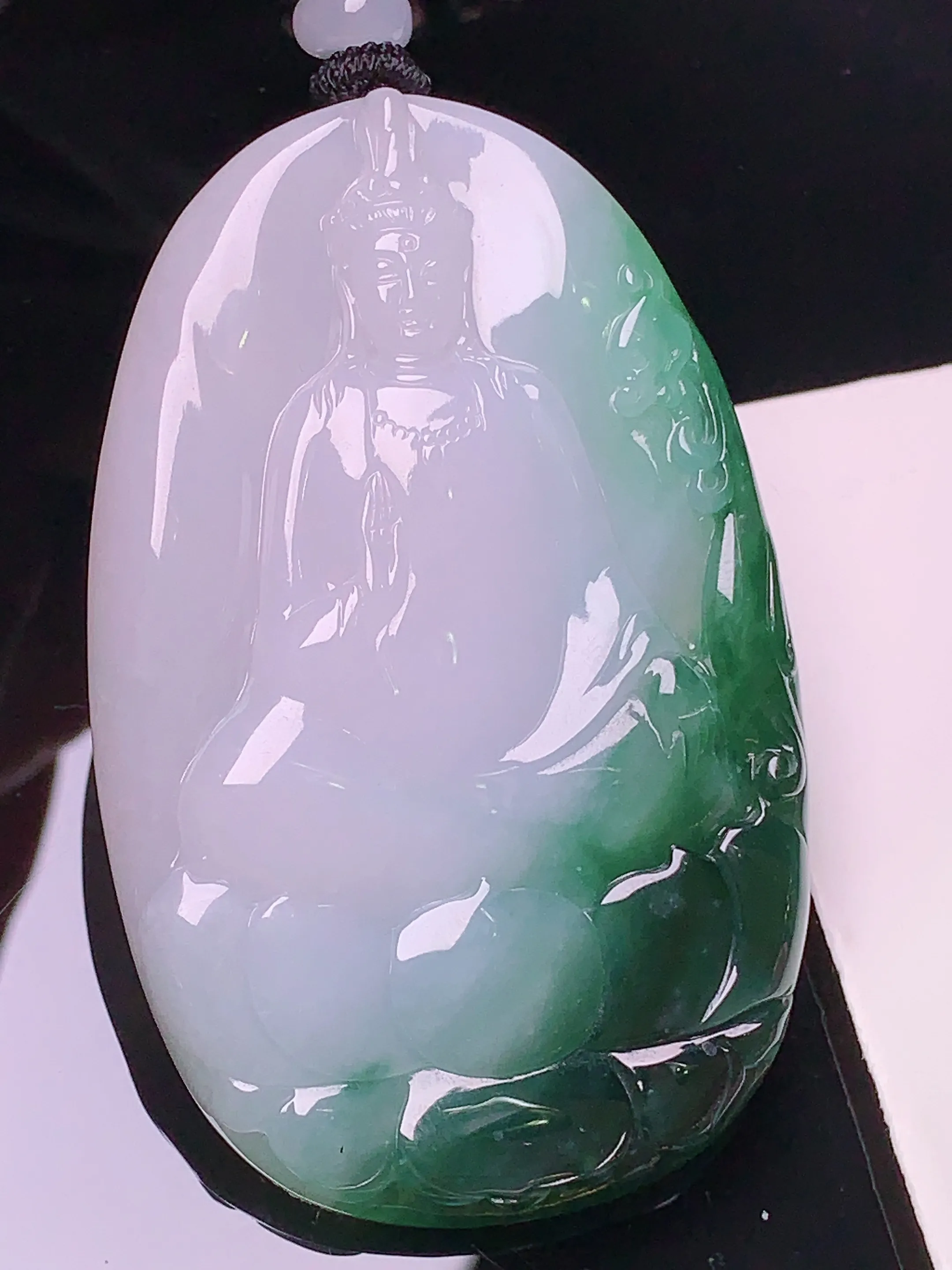 飘绿观音菩萨吊坠 玉质细腻 色泽清新艳丽 整体尺寸62.8*40*5.2