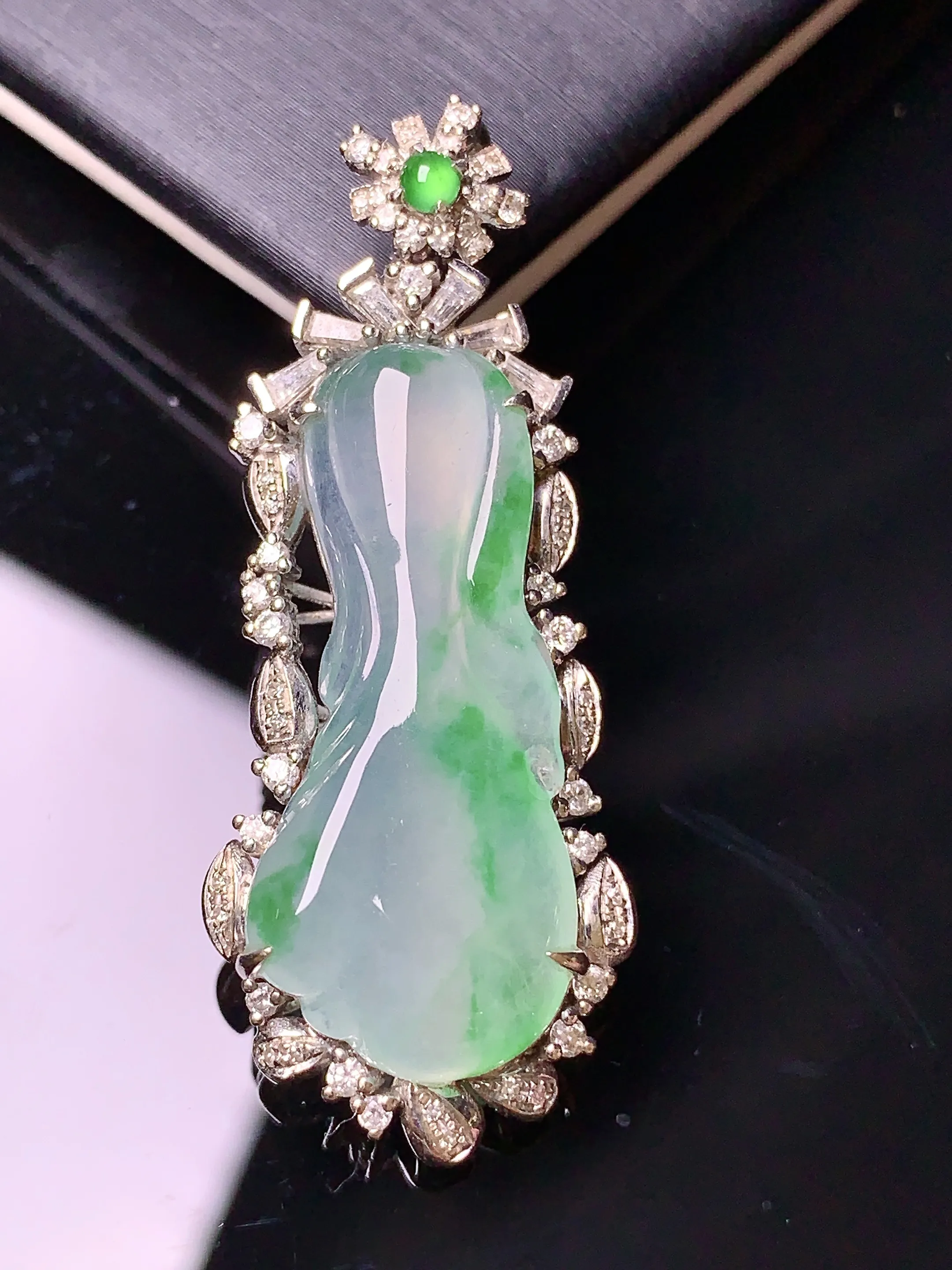 18k金钻镶嵌飘绿白菜吊坠 玉质细腻 色泽清新艳丽 整体尺寸42.5*16.7*8