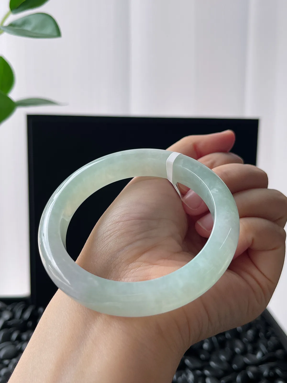 正圈57.5圈口，翡翠冰糯种淡绿色手镯