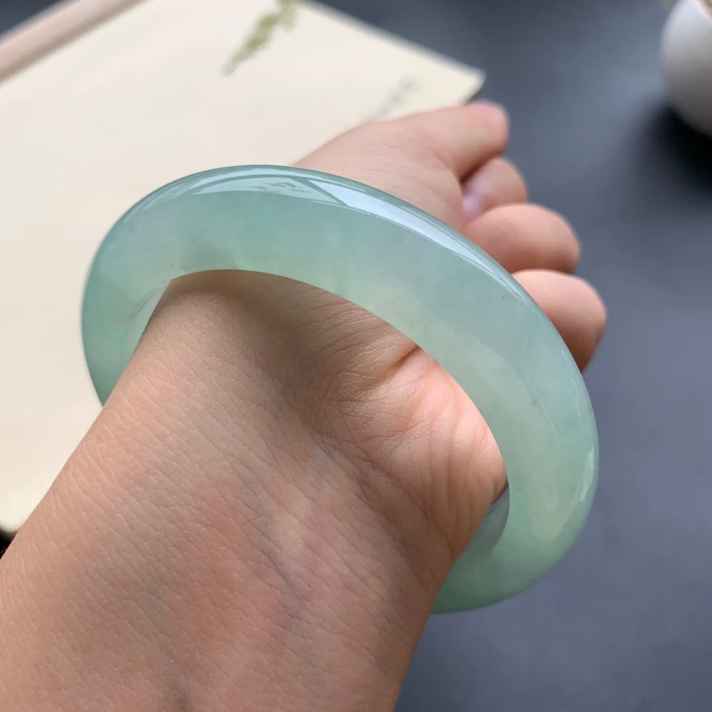 55.3圈口冰晴绿正圈手镯 尺寸：55.3-12.8-9，无纹裂，水润起胶，优美迷人