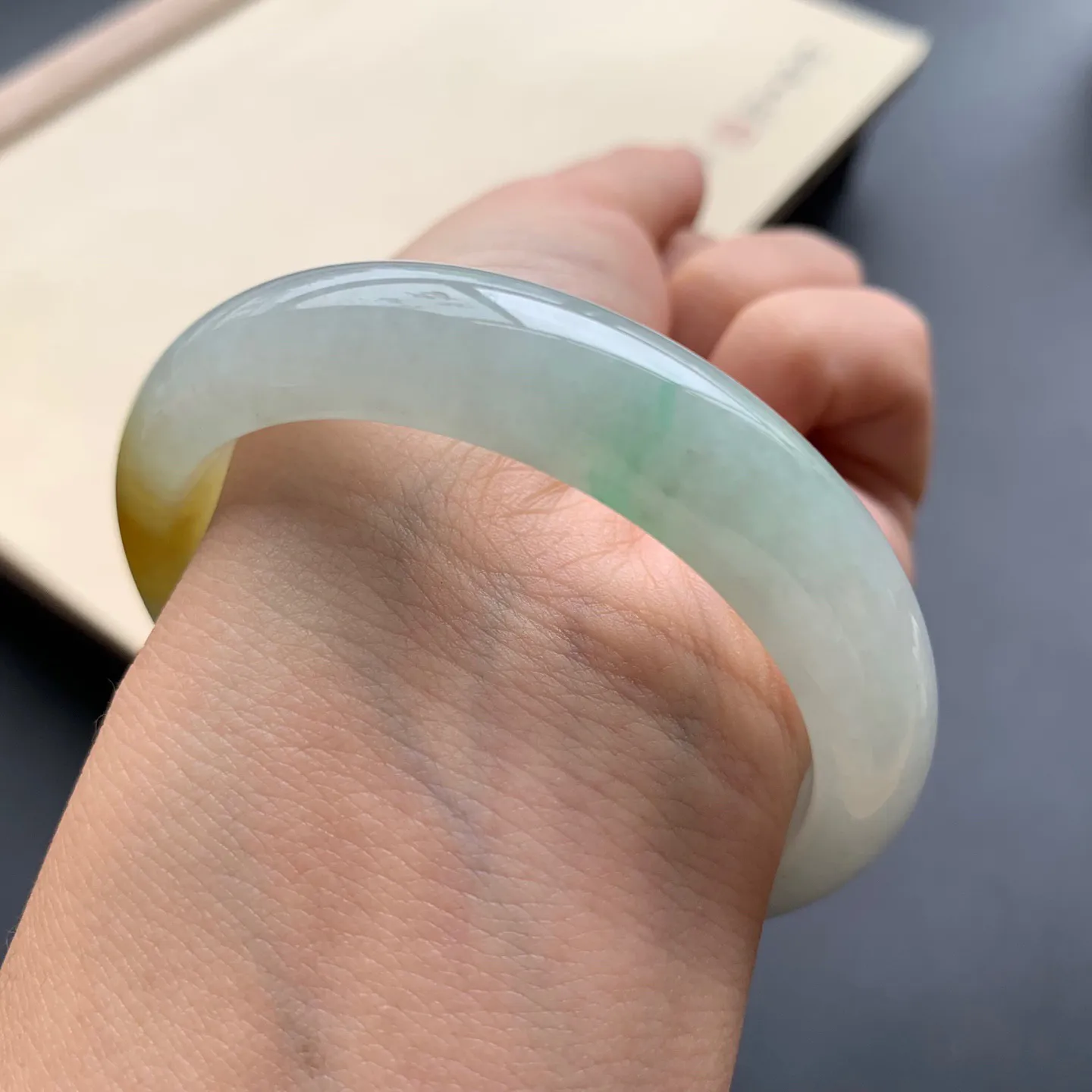 53圈口飘黄翡正圈手镯 尺寸：53-12-7.8，无纹裂，细腻光滑，色泽亮丽