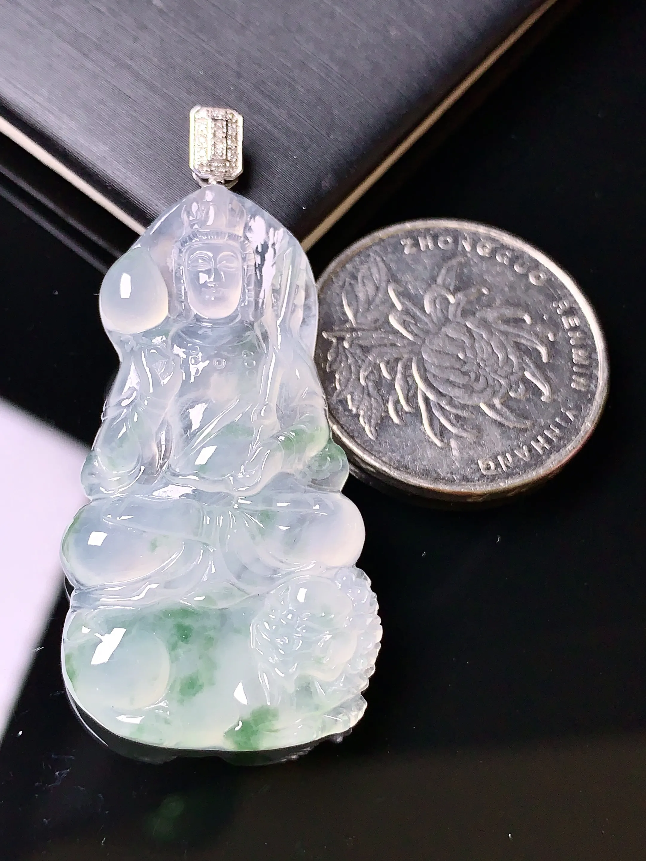 18k金钻镶嵌飘绿观音吊坠 玉质细腻 色泽艳丽 整体尺寸47.2*22.2*4.5