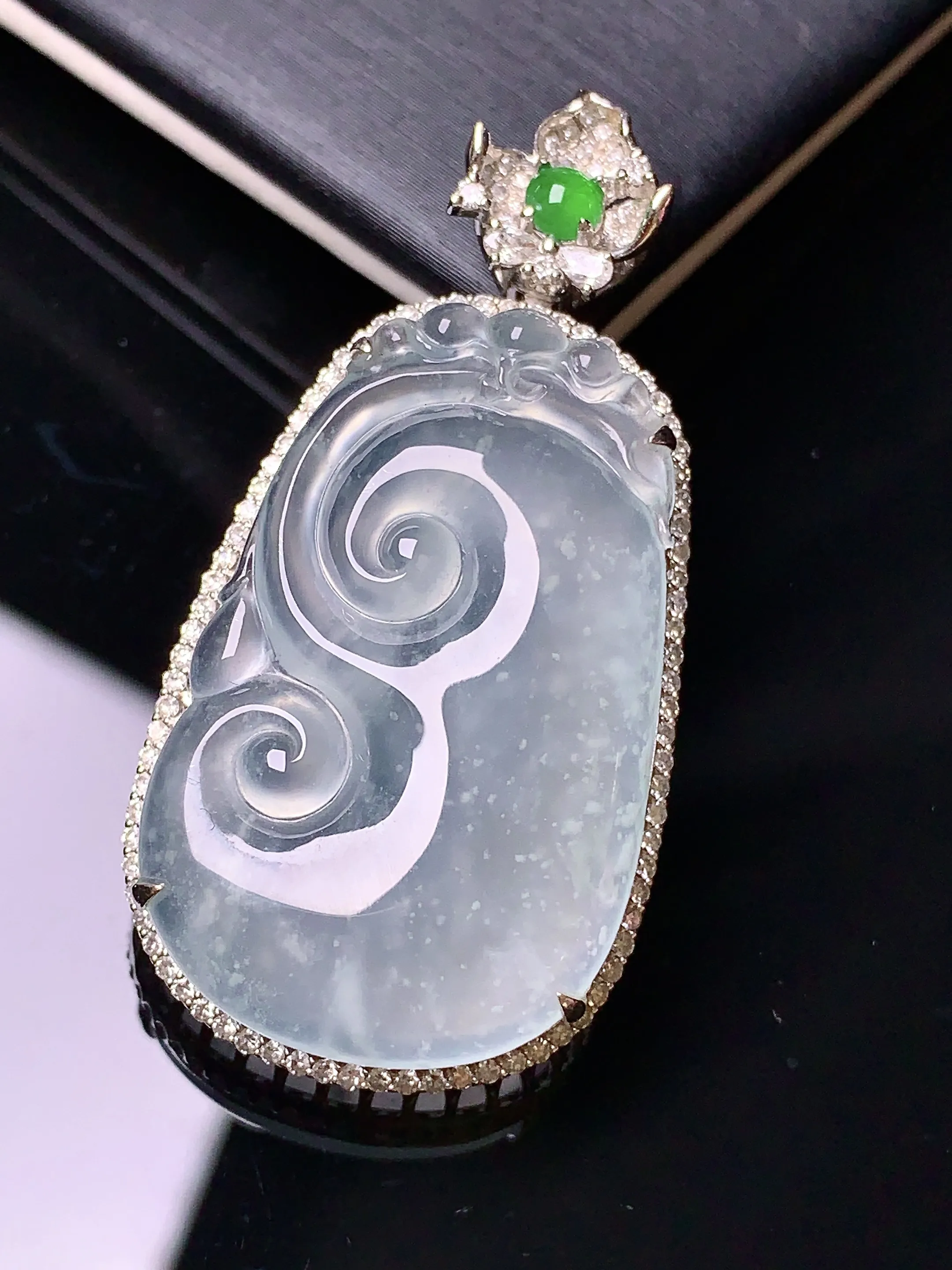 18k金钻镶嵌木那料雪花棉如意吊坠 玉质细腻 色泽清新艳丽 整体尺寸43.5*21.7*8.7