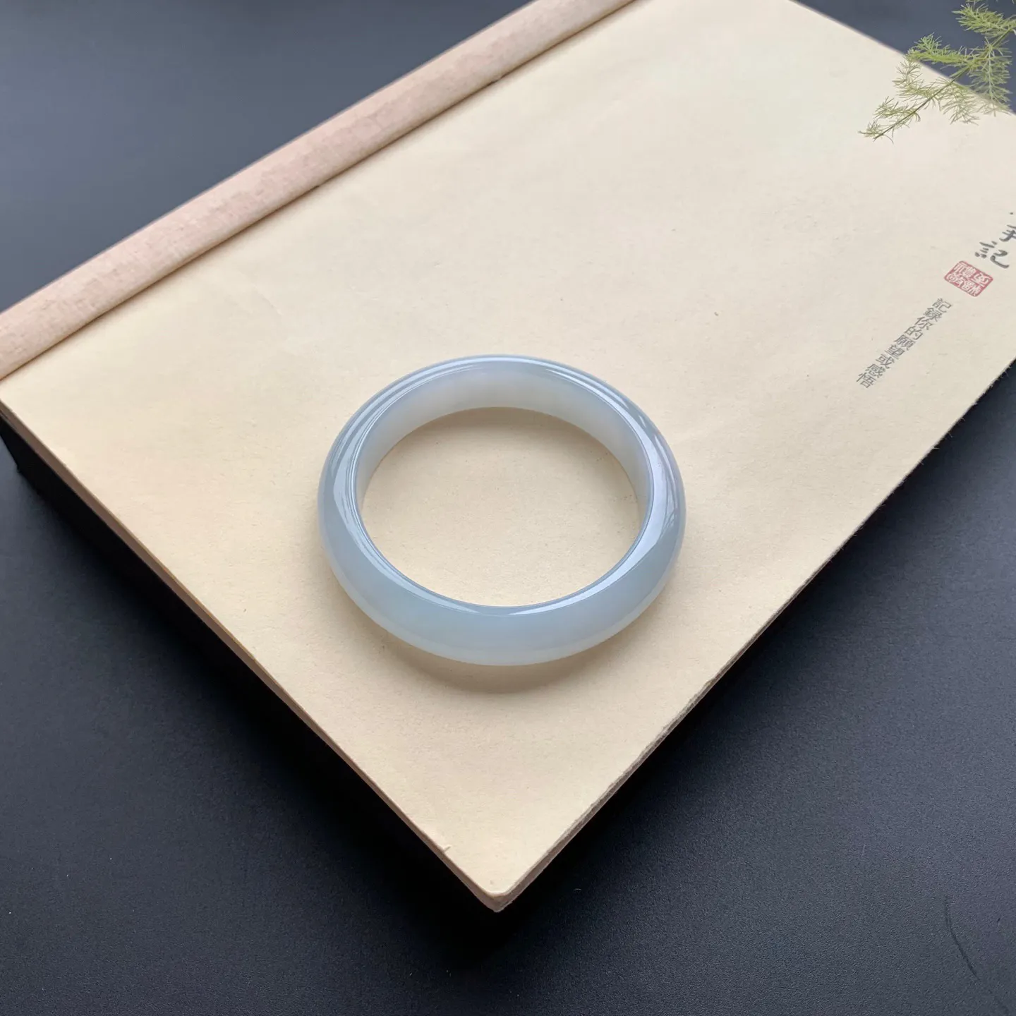 57.3圈口冰糯正圈手镯 尺寸：57.3-12.6-9.6，无纹裂，细腻起胶，白净光滑