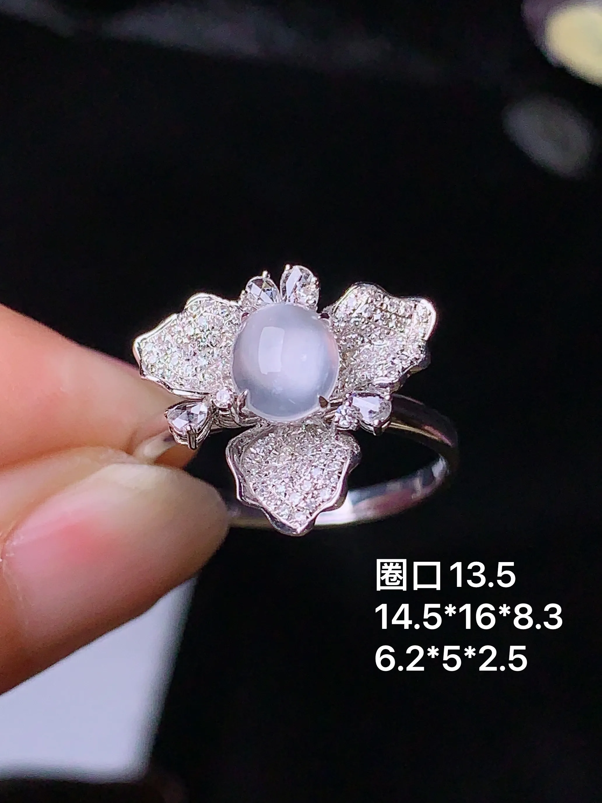 18k金钻镶嵌冰种蛋面戒指 玉质细腻 色泽艳丽 圈口13.5 整体尺寸14.5*16*8.3