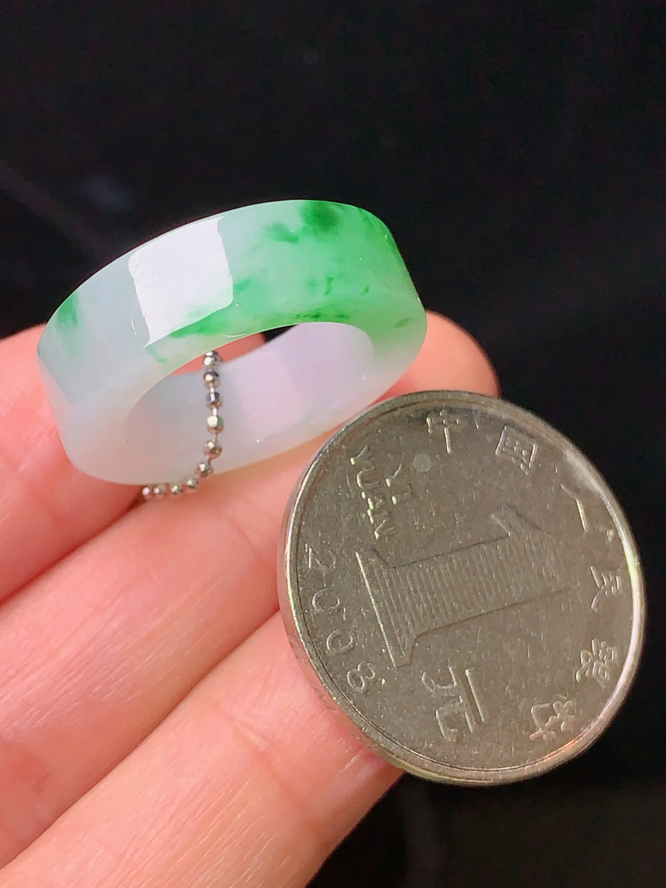 飘绿平安环 玉质细腻 色泽清新艳丽 整体尺寸23*6.3*3.8