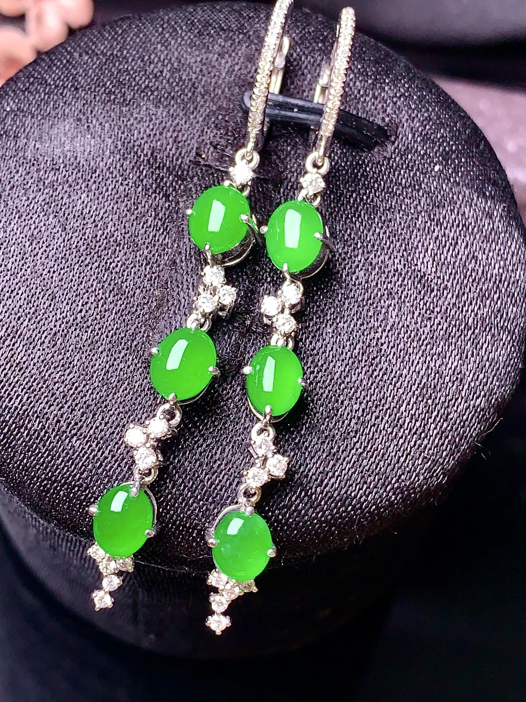 18k金钻镶嵌满绿蛋面耳坠 玉质细腻 色泽艳丽 整体尺寸50.8*5.2*4.5