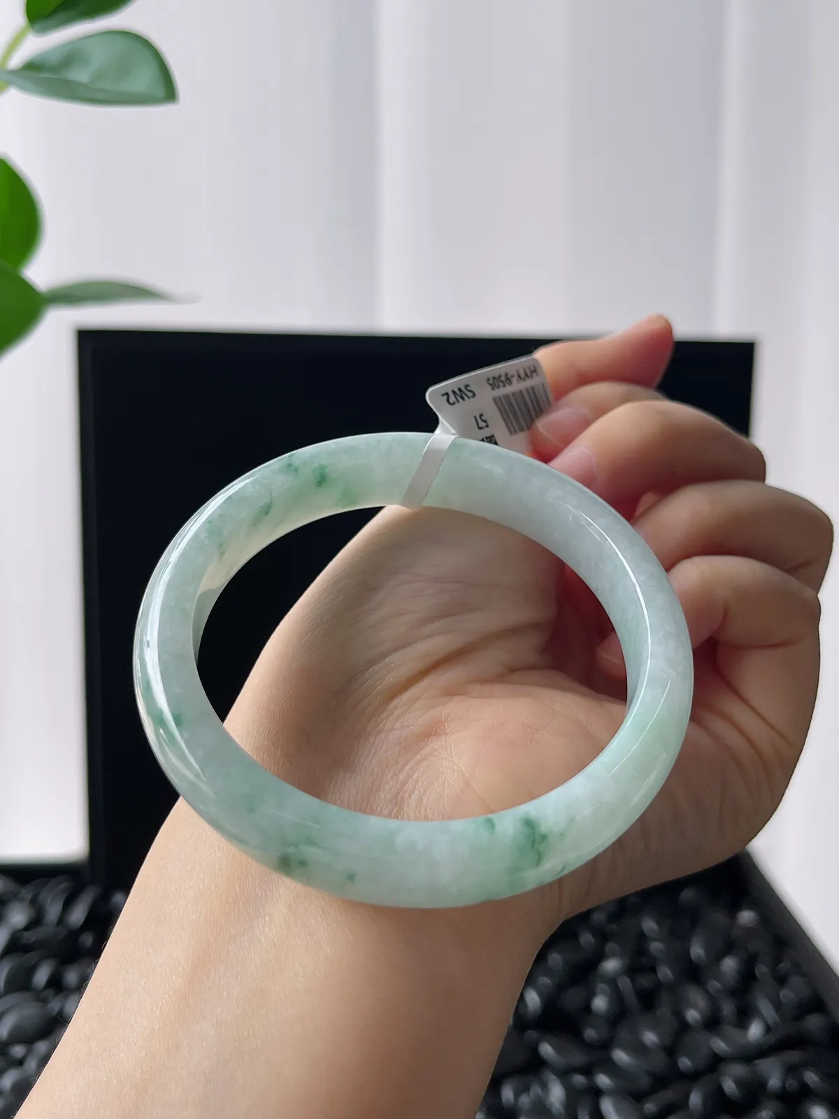 正圈57圈口，翡翠糯化种飘绿手镯