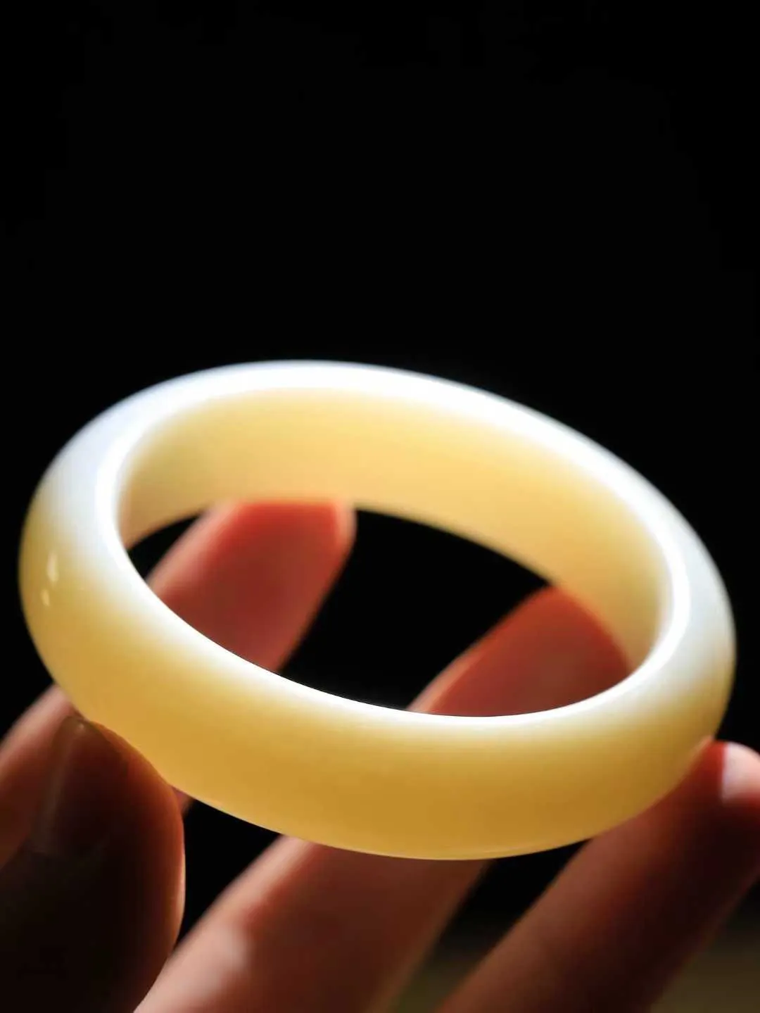 （柔情似水.手镯）

精品和田玉手镯，玉质温润细腻，镯型饱满圆润，优雅知性，姽婳于幽静兮，又婆娑乎人间，经典款型，古朴典雅。极具灵性，腕间风情，风姿卓越。 
重68克   尺寸55.5-15.3-9.4mm    FDL-36110526