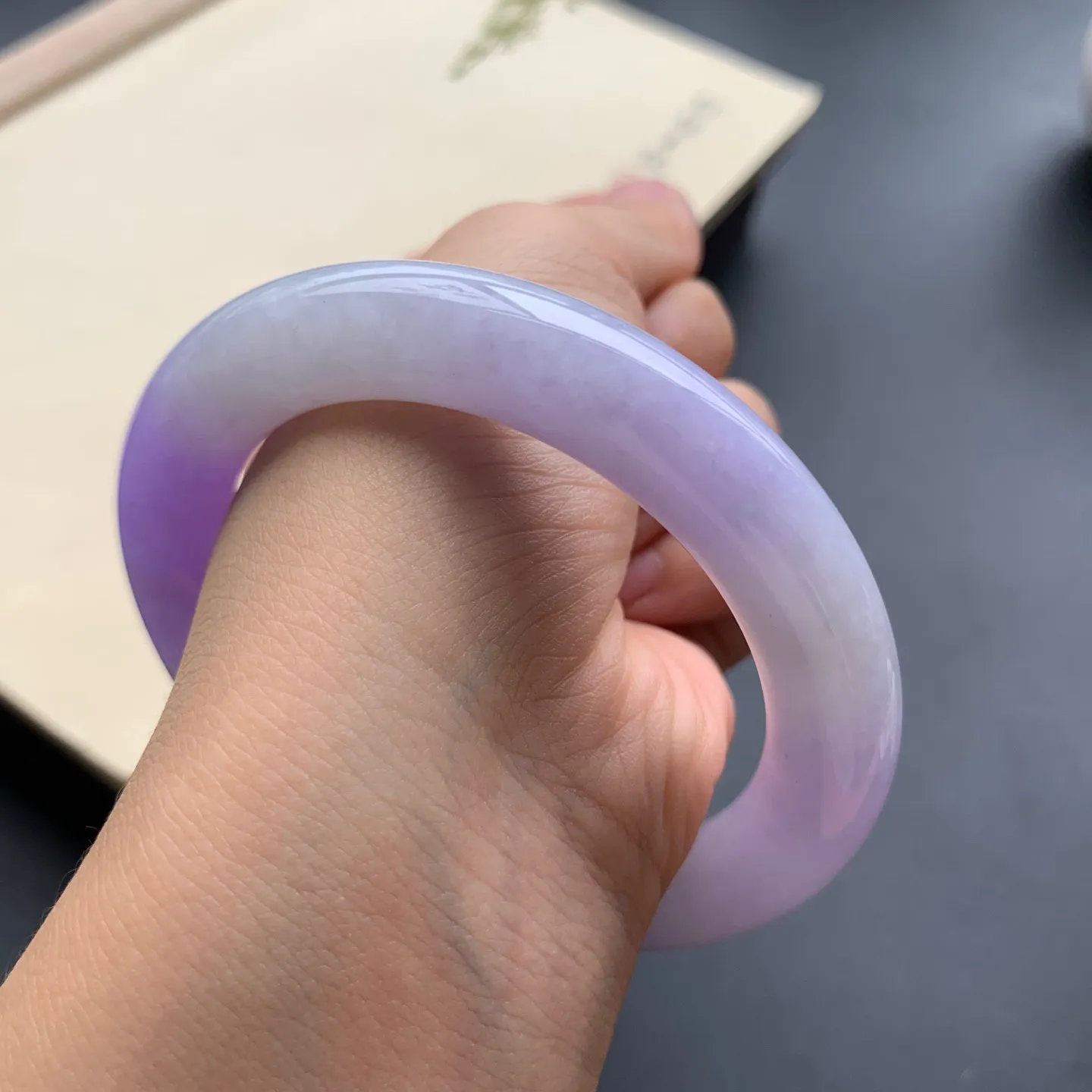 57圈口紫罗兰圆条手镯 尺寸：57-11，无纹裂，细腻光滑，色泽浓郁