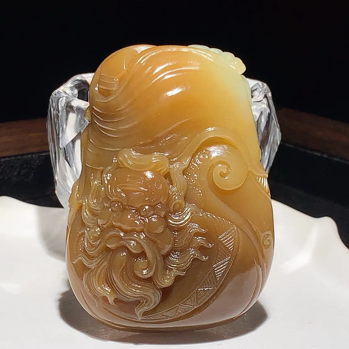 新疆和田玉且末糖桃园三结义把件。尺寸69/50/25重135.5克。玉质细腻油润。手推出油。佩戴高端典雅。lt251104