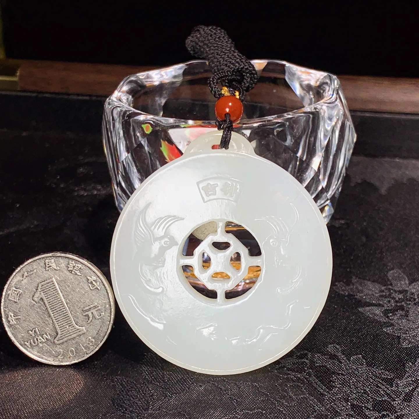 和田玉白玉喜上眉梢圆牌挂件。尺寸52/48/8重38克。玉质细腻油润。手推出油。佩戴高端典雅。lt251104