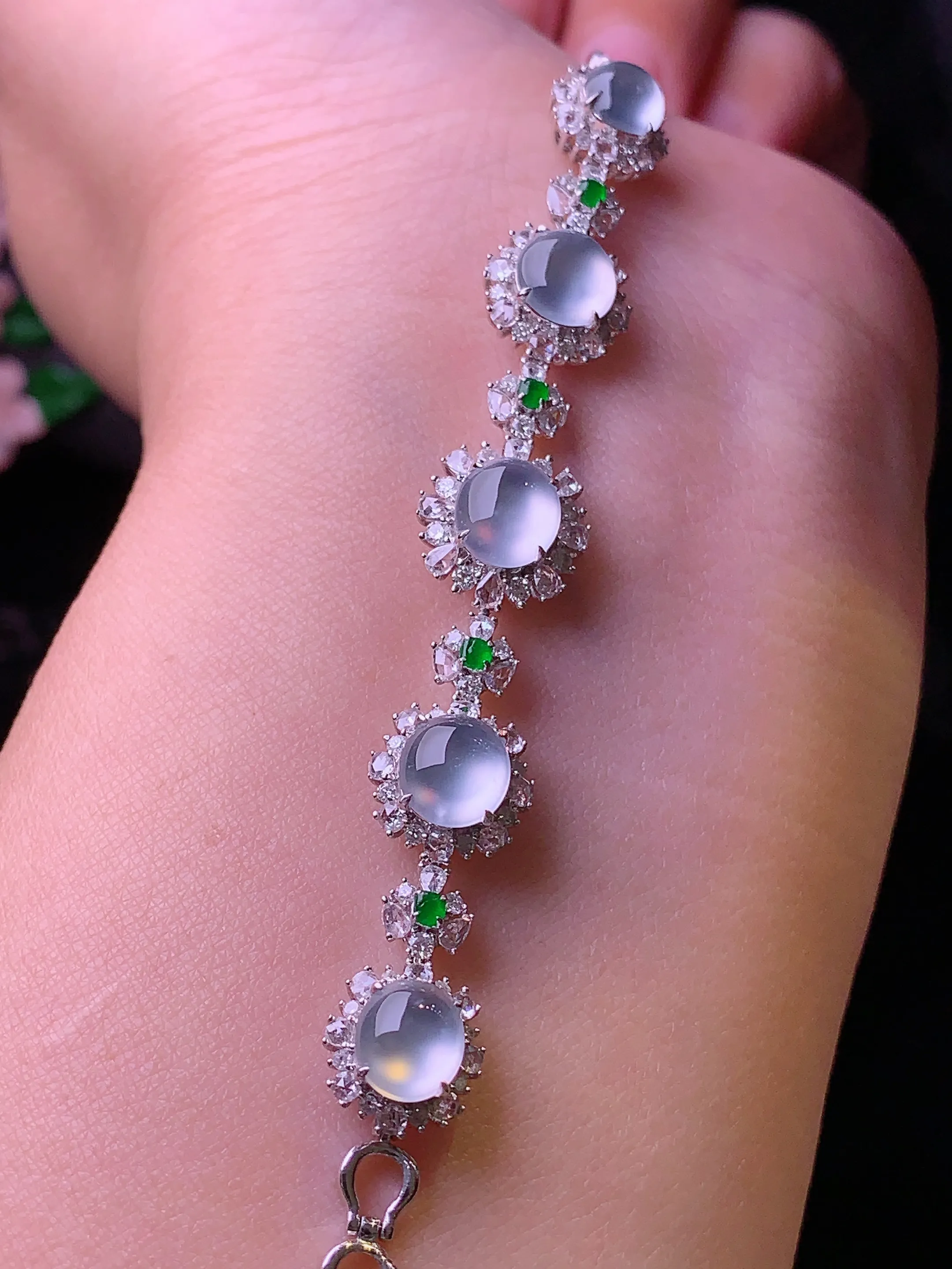 18k金钻镶嵌玻璃种蛋面手链 玉质细腻 色泽清新艳丽 整体尺寸73.5*10.5*7