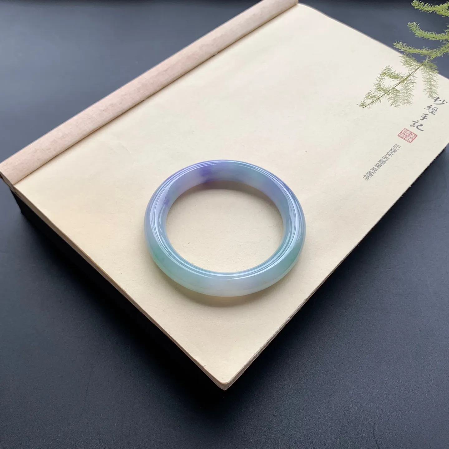 60圈口紫罗兰飘绿圆条手镯 尺寸：60-12.2-11，无纹裂，细腻光滑，色泽浓郁