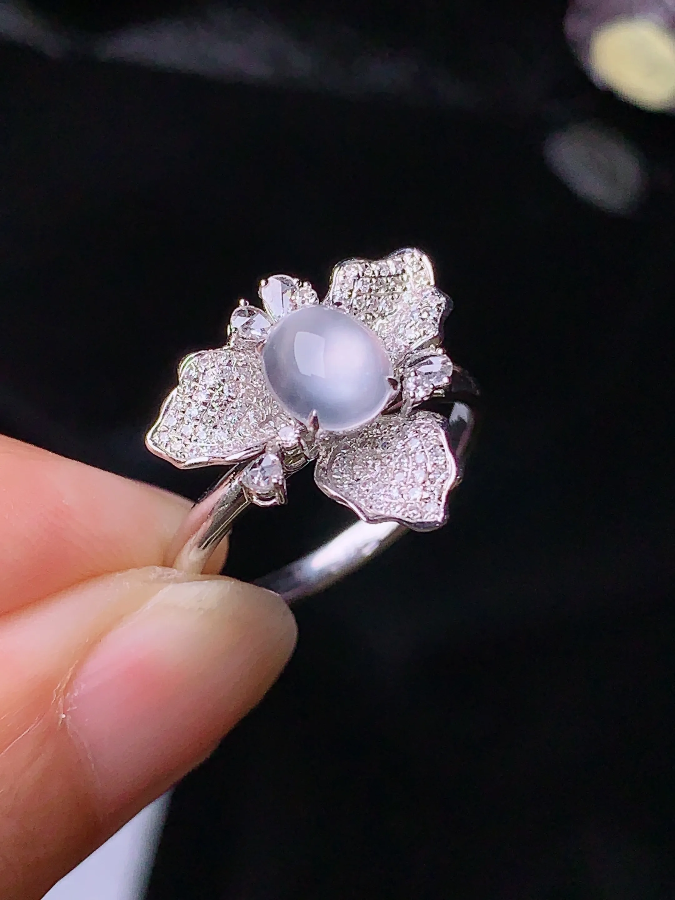 18k金钻镶嵌冰种蛋面戒指 玉质细腻 色泽艳丽 圈口13.5 整体尺寸14.5*16*8.3