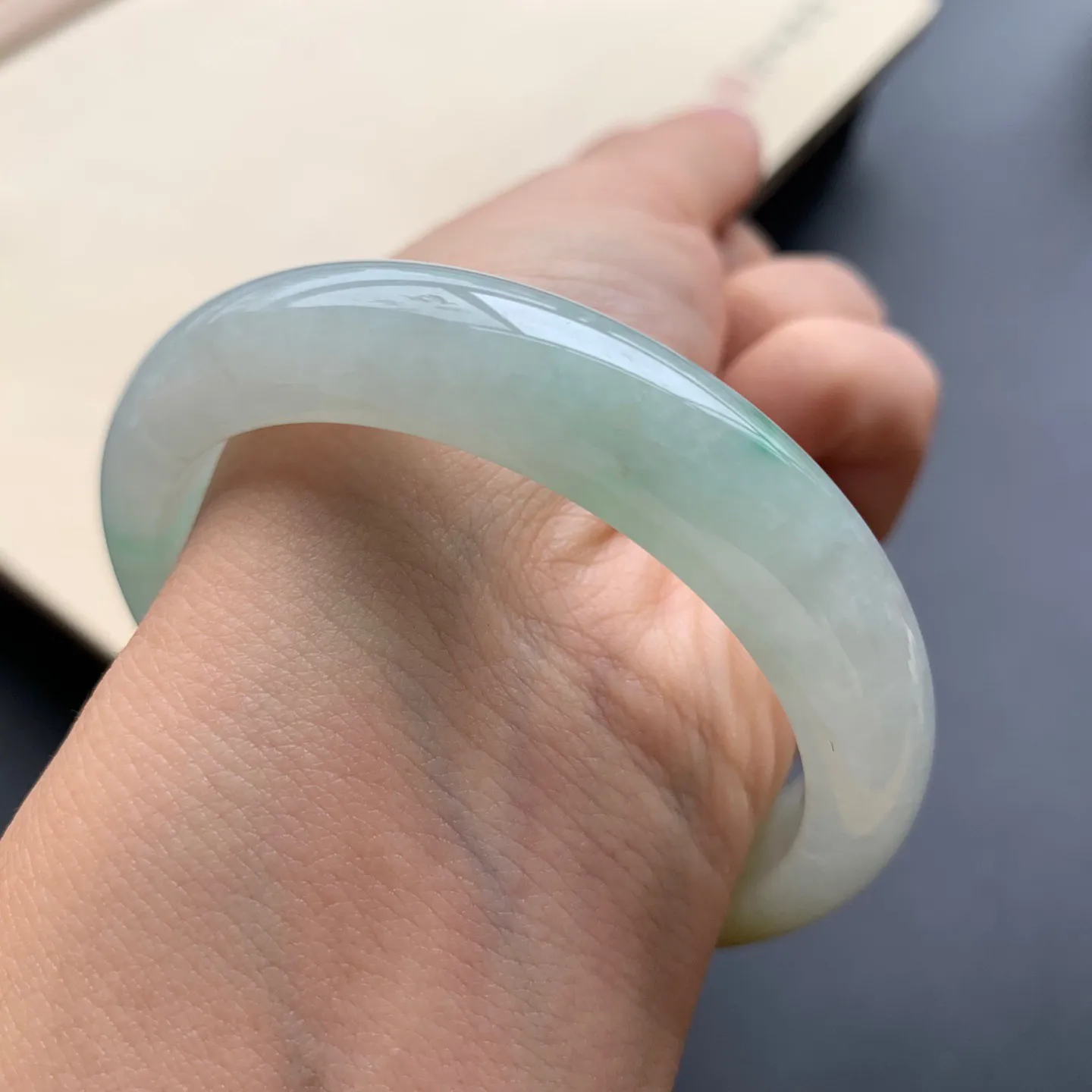 53圈口飘黄翡正圈手镯 尺寸：53-12-7.8，无纹裂，细腻光滑，色泽亮丽