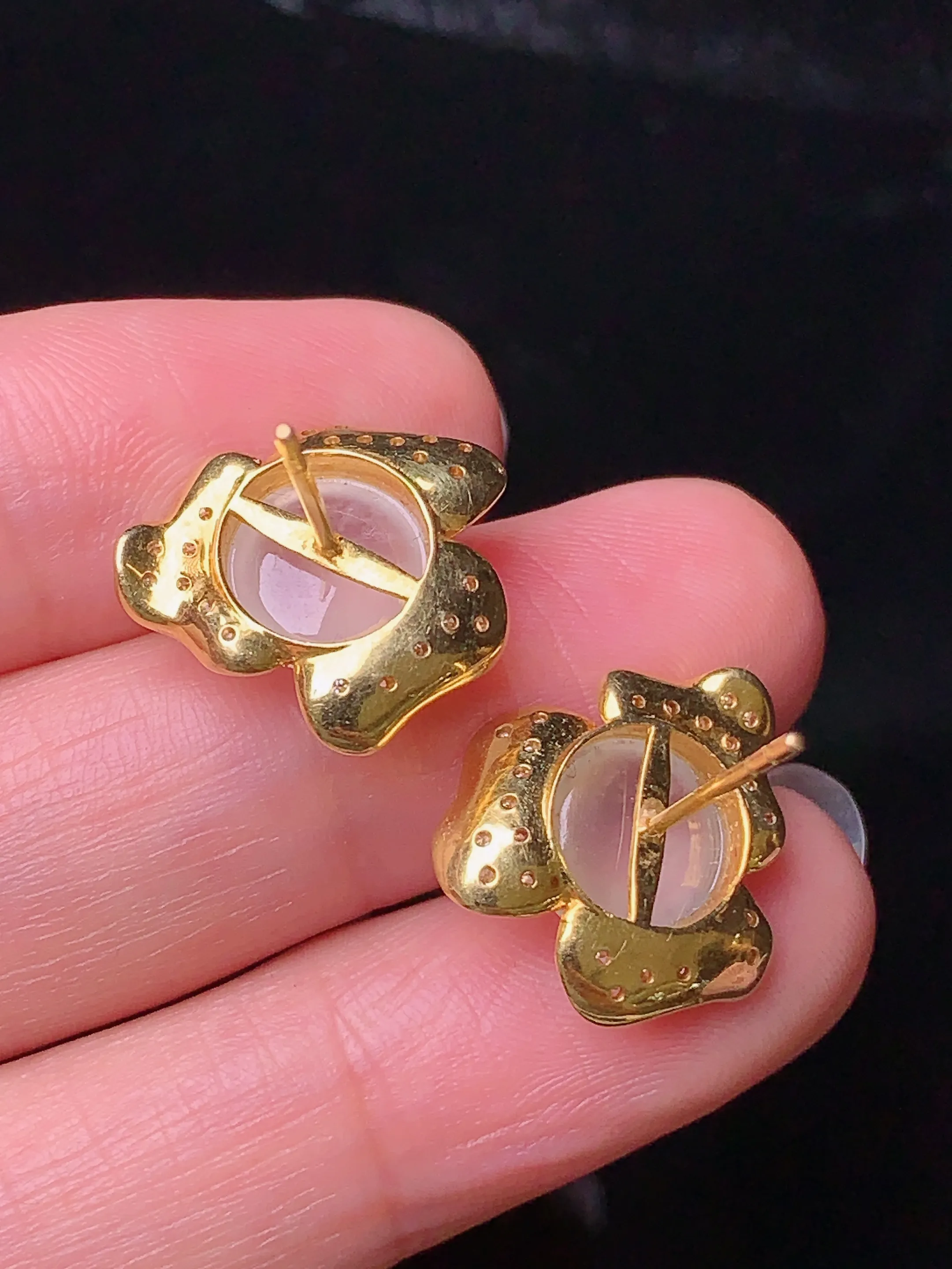 18k金钻镶嵌冰种蛋面耳钉 玉质细腻 色泽清新艳丽 整体尺寸14.3*5.5