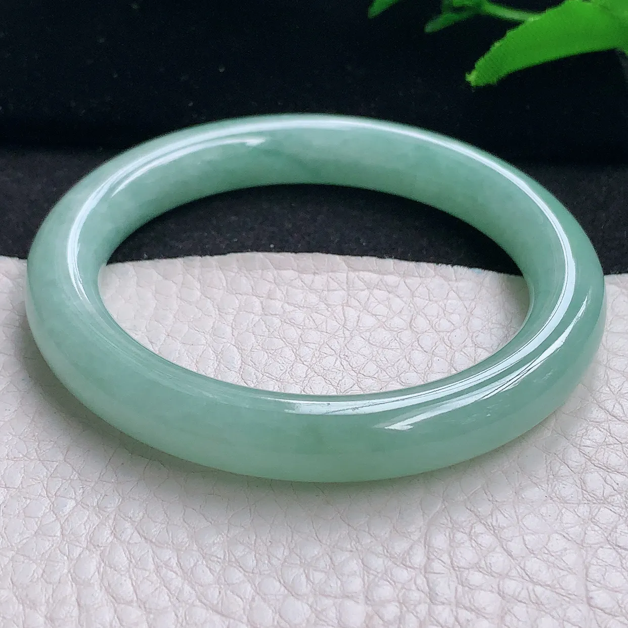 n自然光55.5*9.6*9.3美人镯 天然缅甸翡翠a货清新水绿圆条玉镯子 玉手环