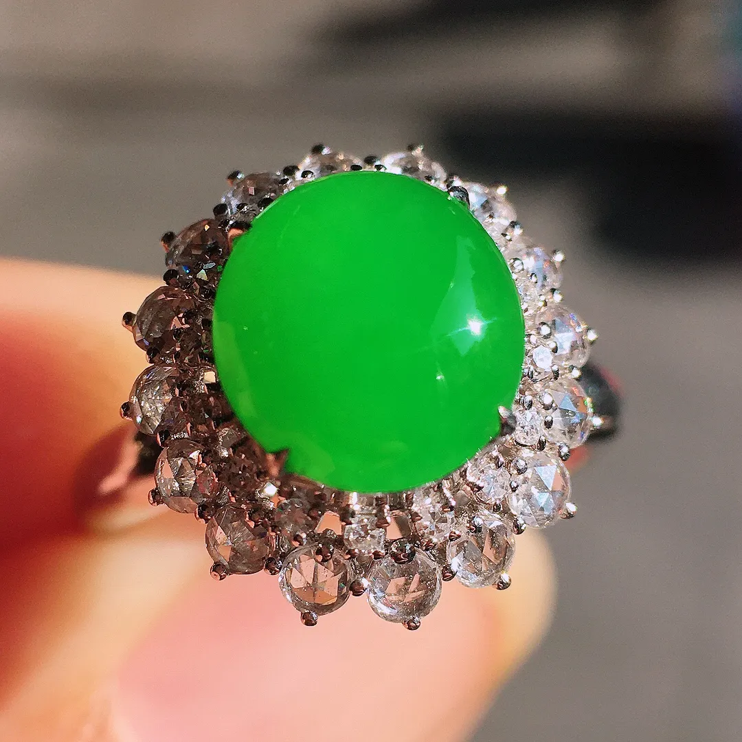 阳绿蛋面戒指，色泽均匀艳丽，玉质细腻，荧光感超
强，饱满圆润，尽显优雅气质，18k
金豪华镶嵌