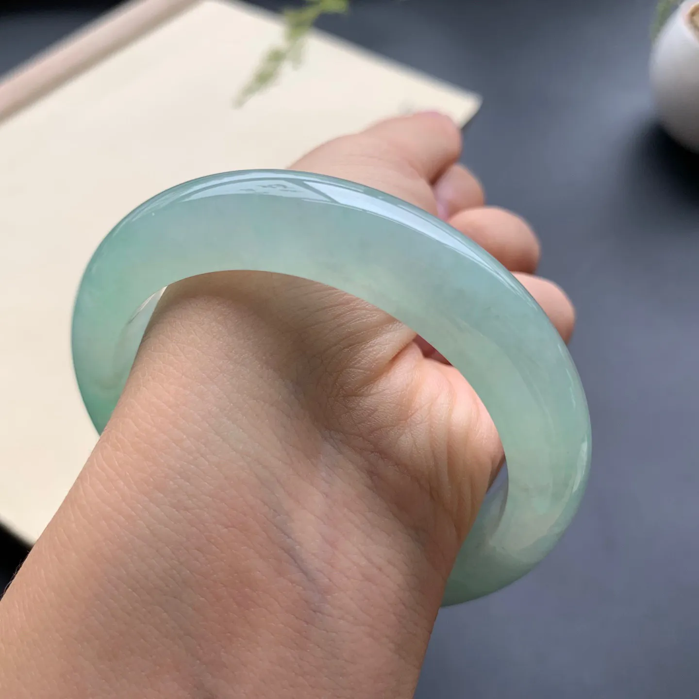 55.3圈口冰晴绿正圈手镯 尺寸：55.3-12.8-9，无纹裂，水润起胶，优美迷人
