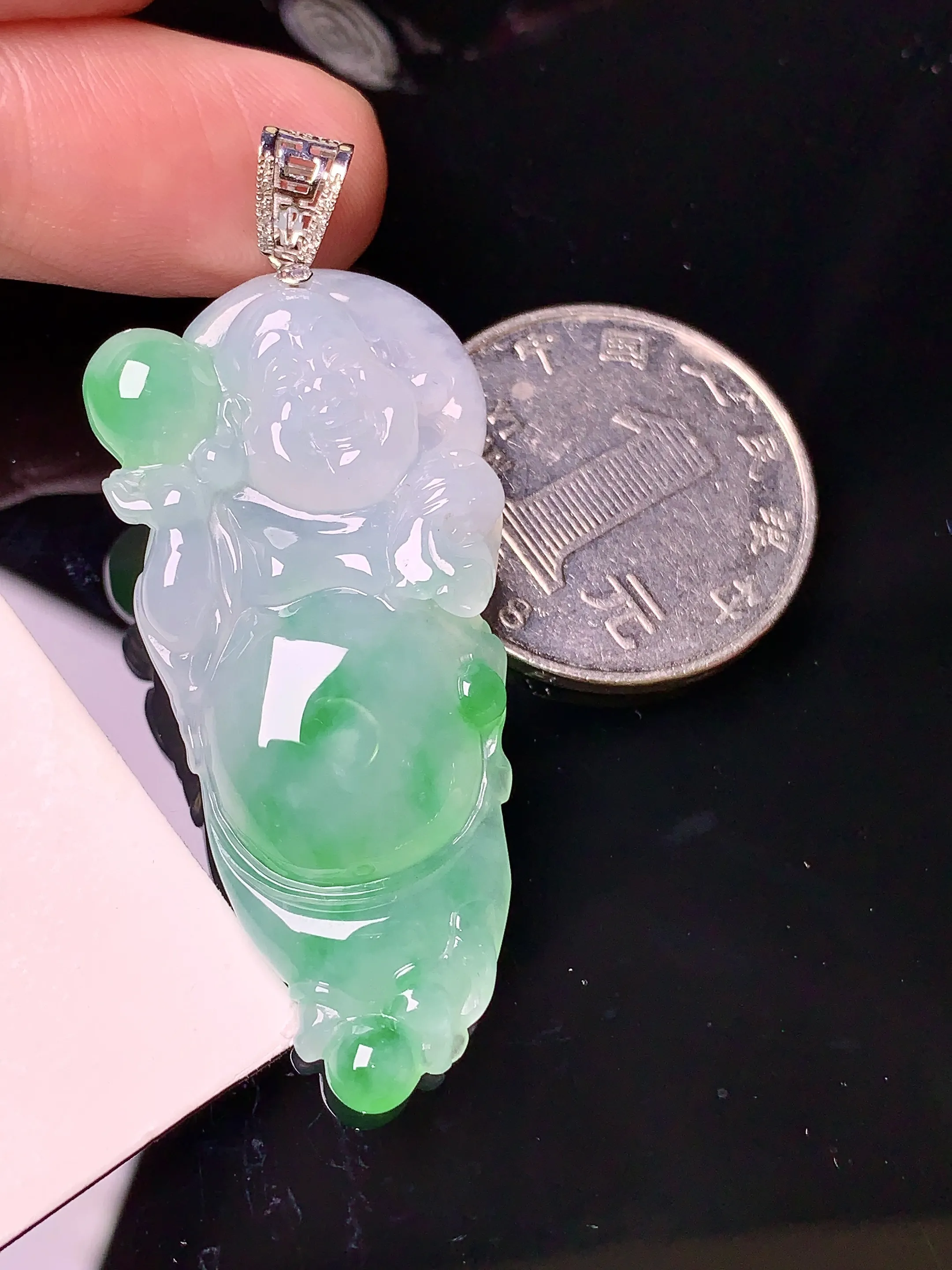 18k金镶嵌飘绿逍遥佛公吊坠 玉质细腻 色泽清新艳丽 整体尺寸44.6*21*6.2