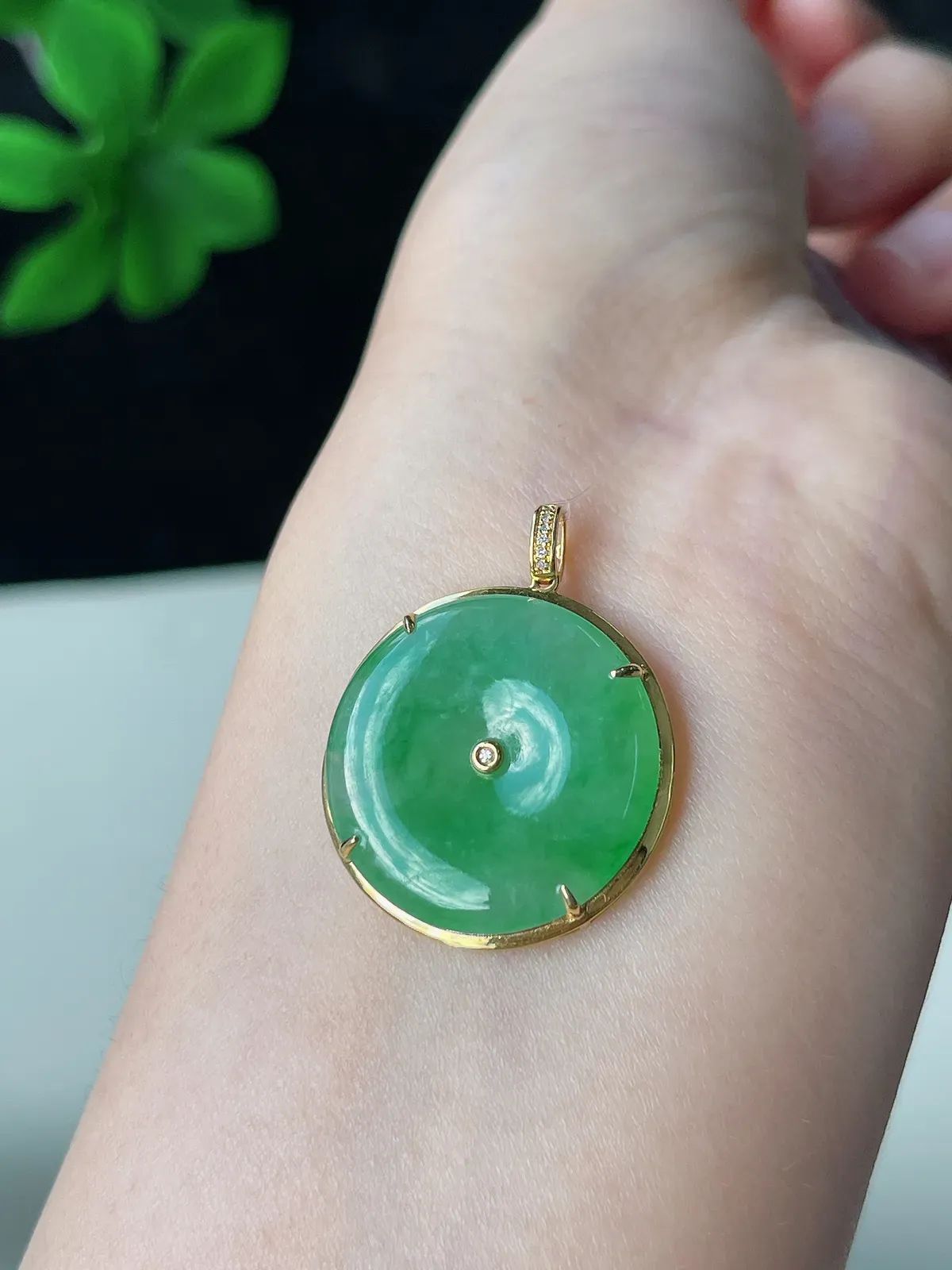 翡翠冰糯种浅绿色平安扣