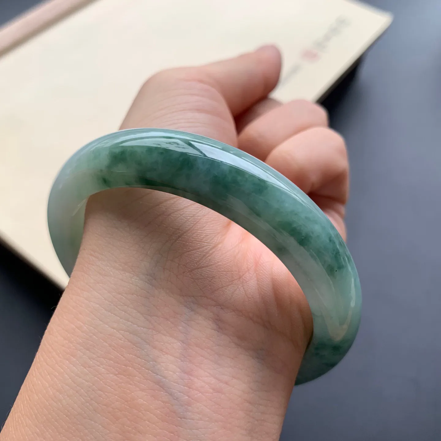 55.8圈口飘花正圈手镯 尺寸：55.8-12.3-8.2，无纹裂，细腻光滑，花色浓郁