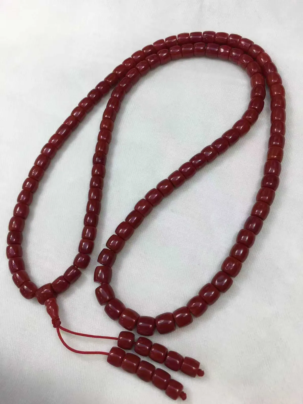 【天然深牛血珊瑚小8mm老型大桶珠108佛珠串】项链手链两用款！传承精品！西班牙产地，科西卡材料，深牛血颜色，珠子直径7.88-7.15mm左右！材料限制有天然的虫眼。108粒加佛头弟子珠共120粒，可作念佛珠串，每料珠子均为天然珊瑚，珊瑚自古就为佛教珍宝，大师，高僧的喜爱之物！可加持，可守护！深海千年有机宝石，重量72.2克！