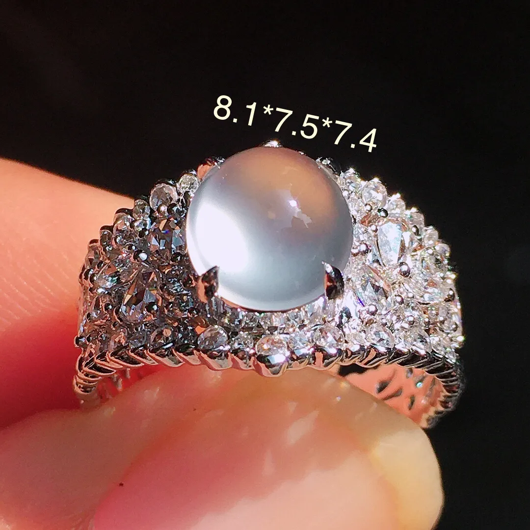 玻璃种蛋面戒指，玉质细腻，荧光感超
强，饱满圆润，尽显优雅气质，18k
金豪华镶嵌