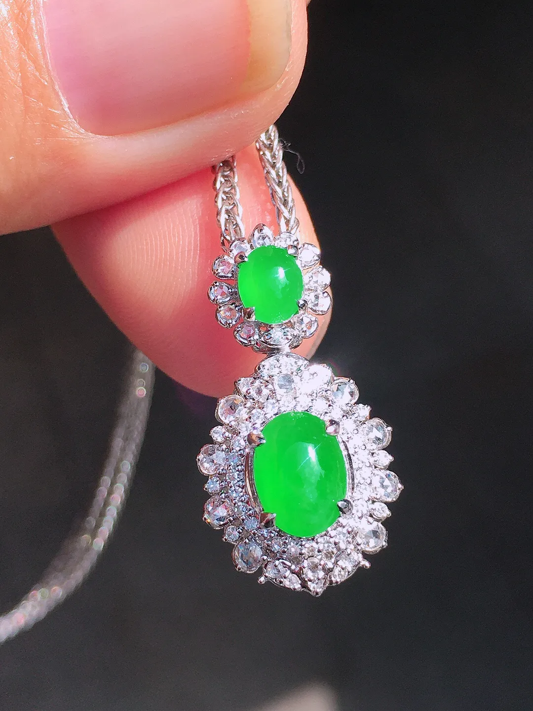 阳绿蛋面吊坠，色泽均匀艳丽，玉质细腻，荧光感超
强，饱满圆润，尽显优雅气质，18k
金豪华镶嵌